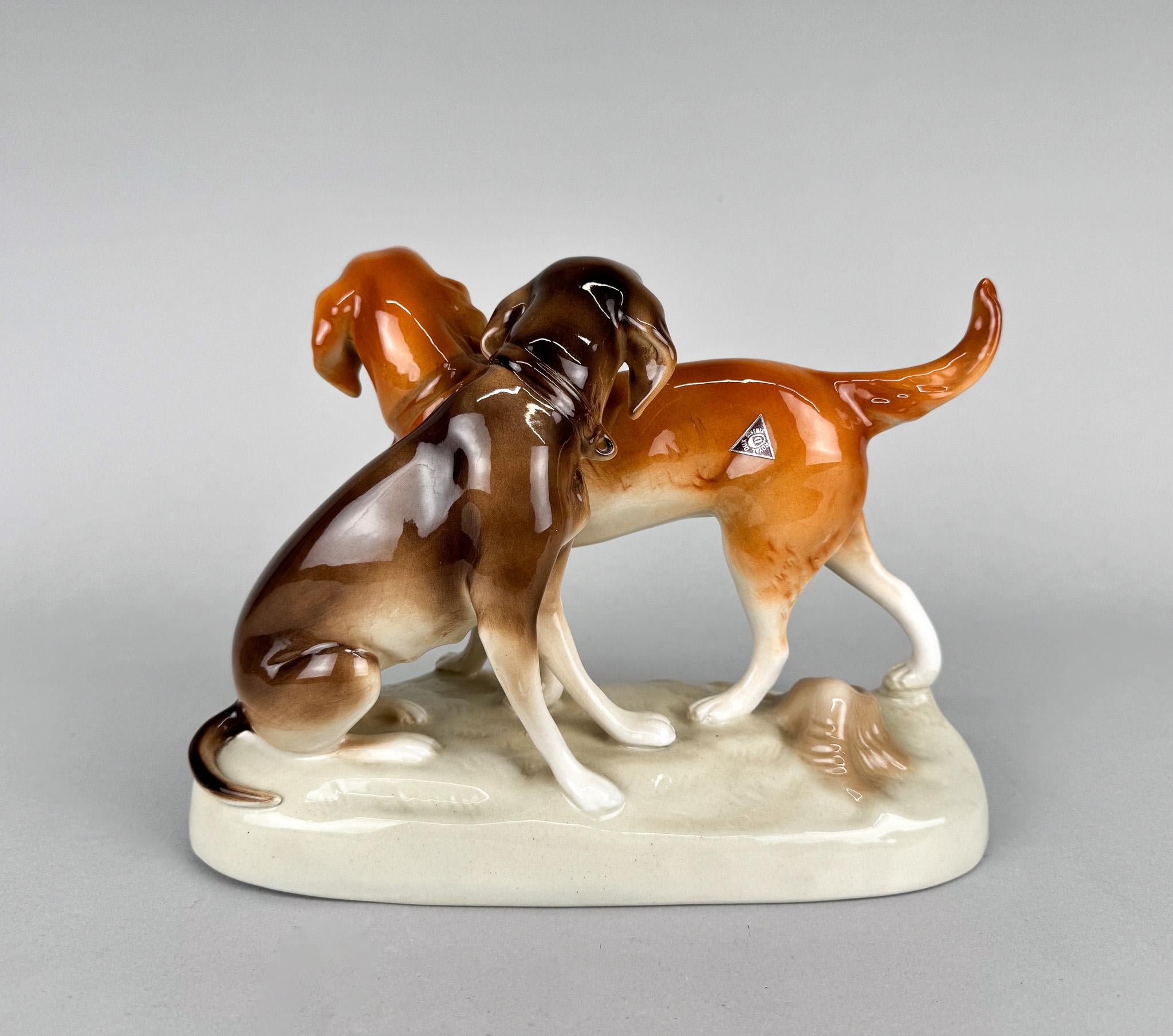 1960's Royal Dux Porcelain Statue of Hunting Dogs In Good Condition For Sale In Praha, CZ