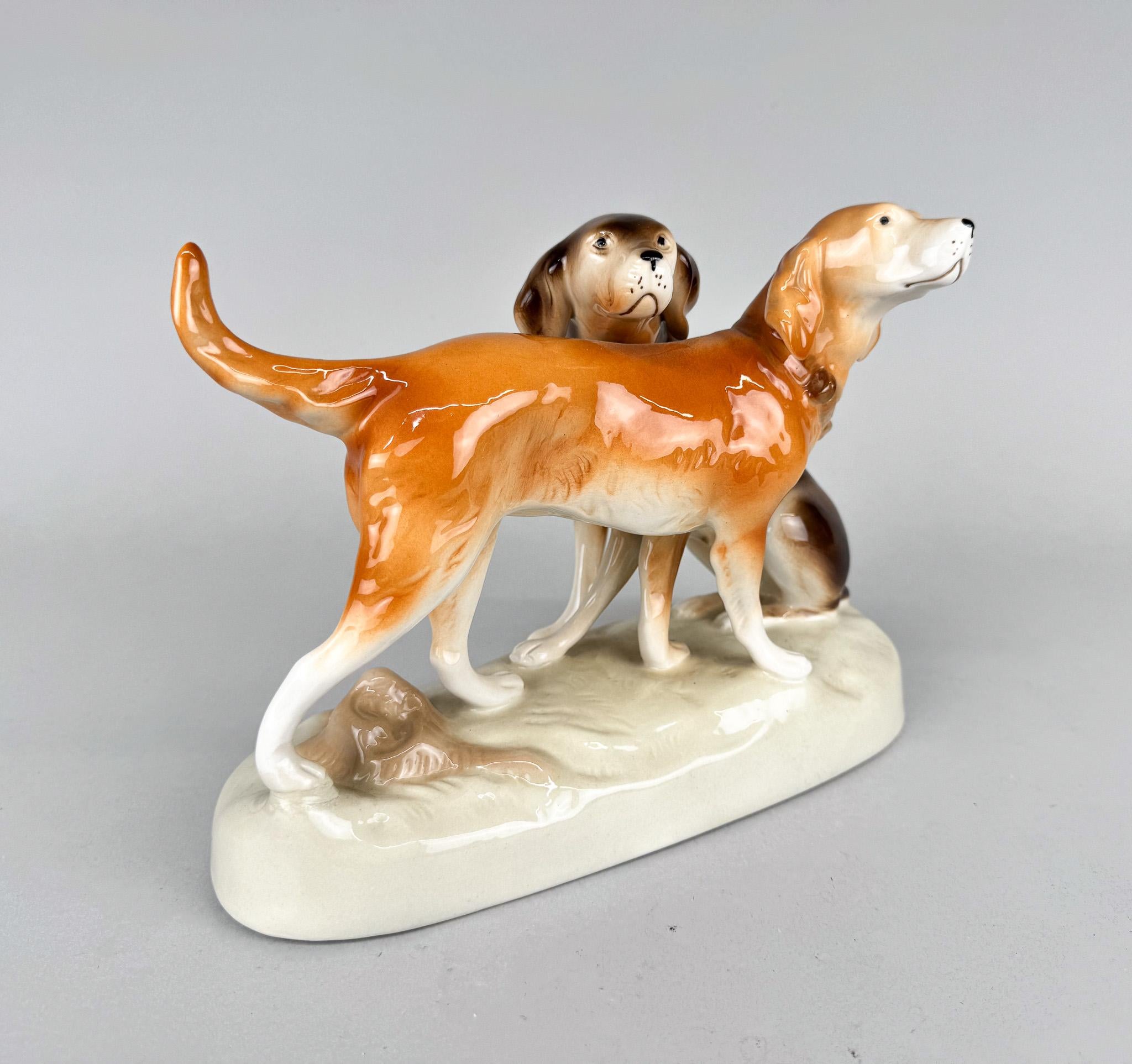 1960's Royal Dux Porcelain Statue of Hunting Dogs For Sale 1