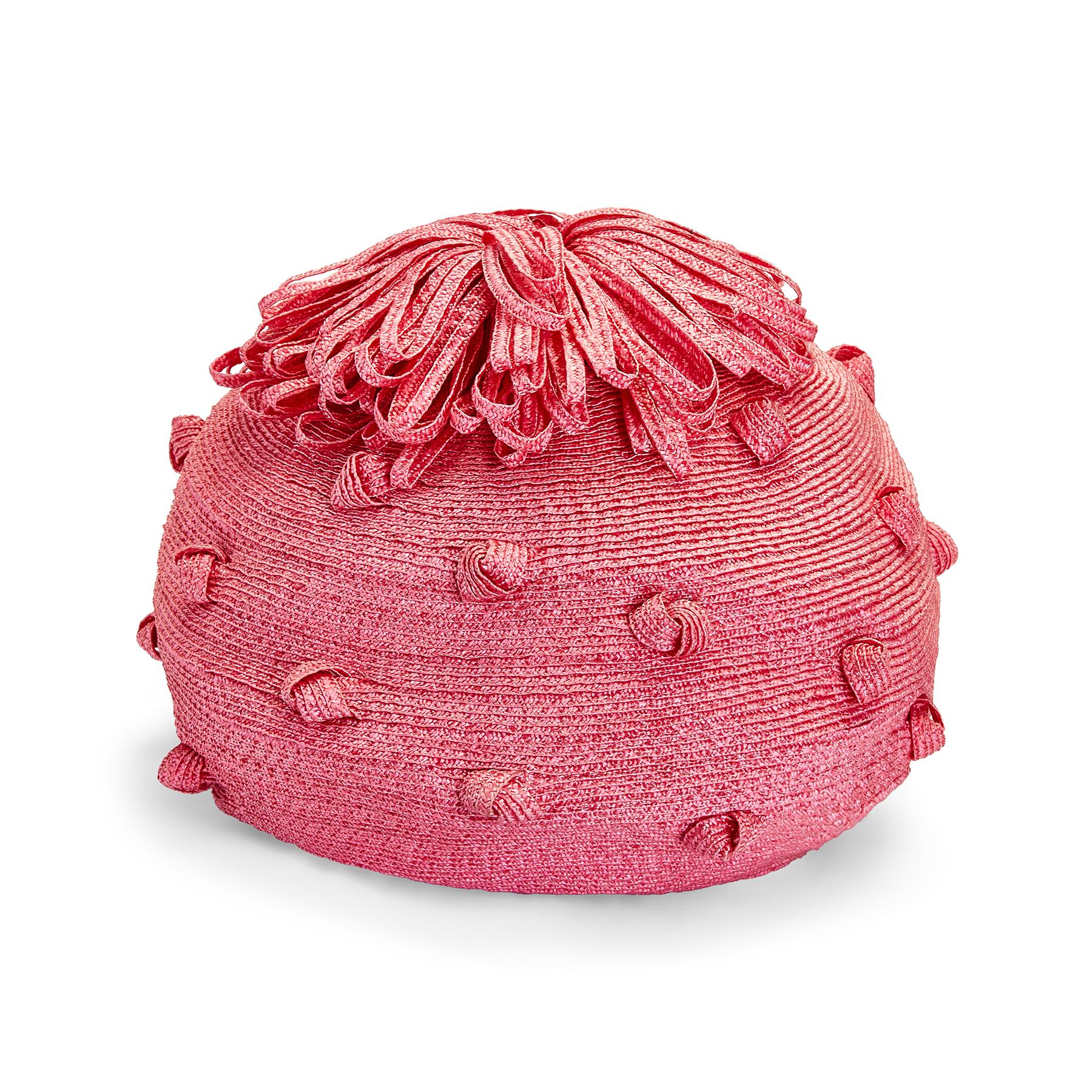 Rosa Cappello Royal Milliner Simone Mirman in paglia con pompon del 1960