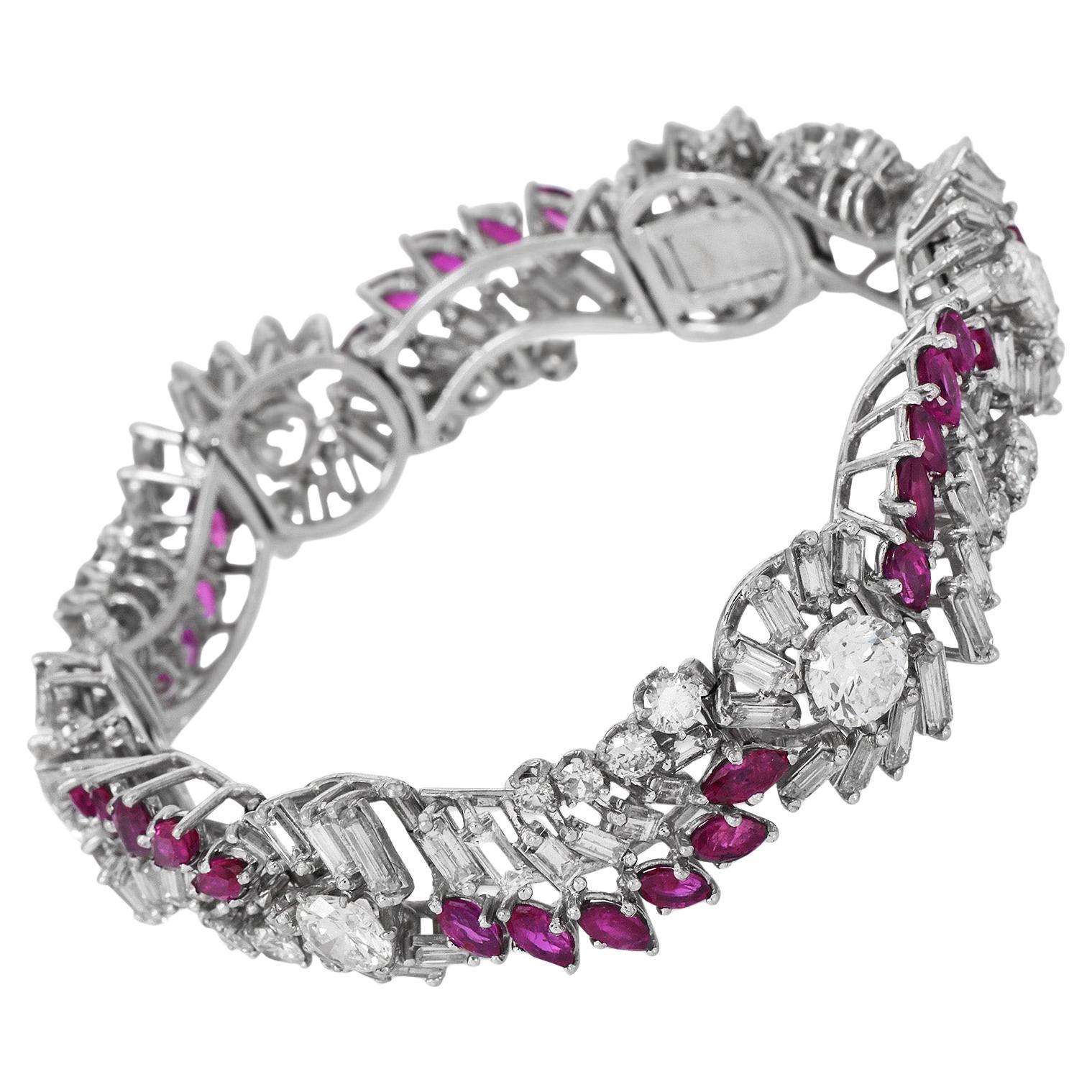 Bracciale floreale in platino con diamanti e rubini degli anni '60