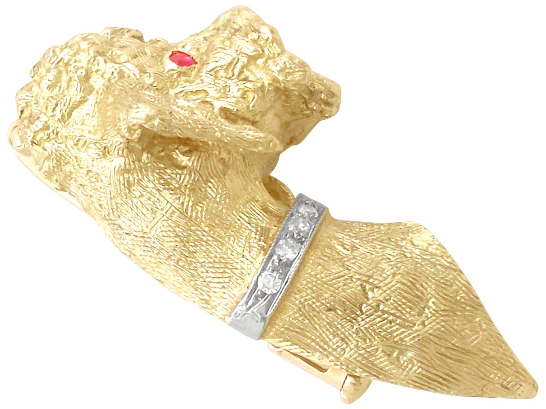 Taille vieille Europe Broche caniche en or jaune avec rubis et diamants, années 1960 en vente