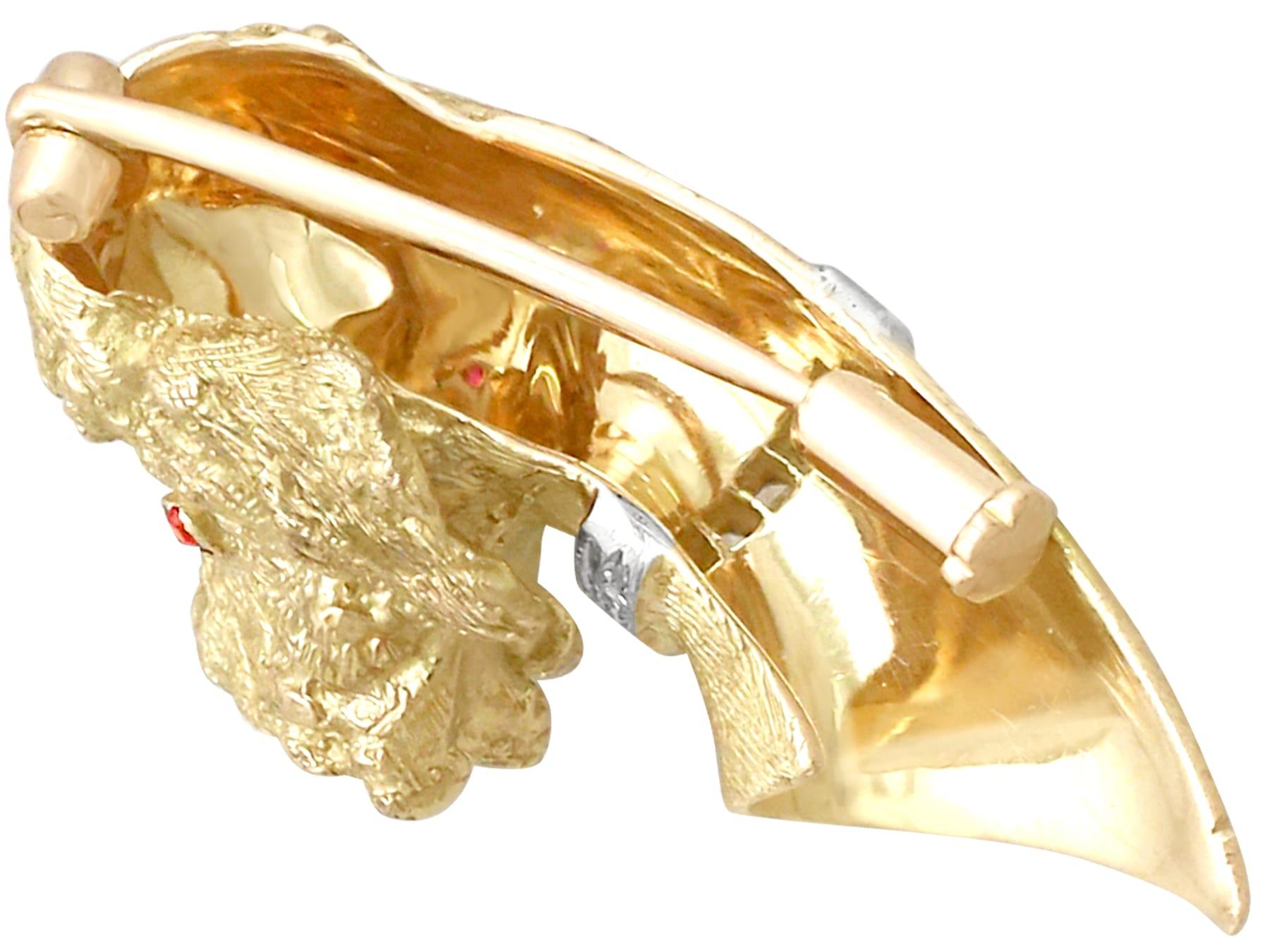 Broche caniche en or jaune avec rubis et diamants, années 1960 Unisexe en vente