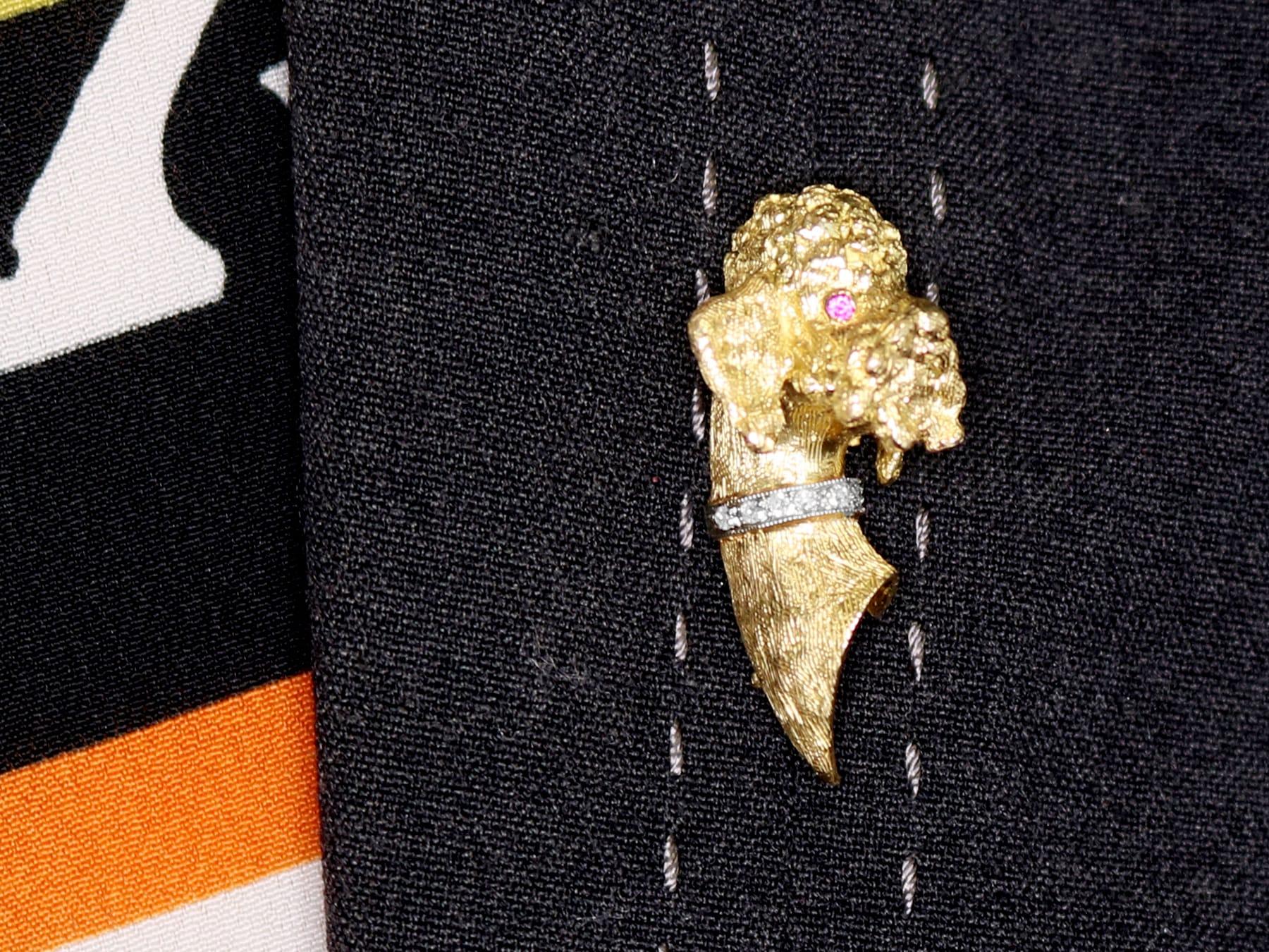 Broche caniche en or jaune avec rubis et diamants, années 1960 en vente 4