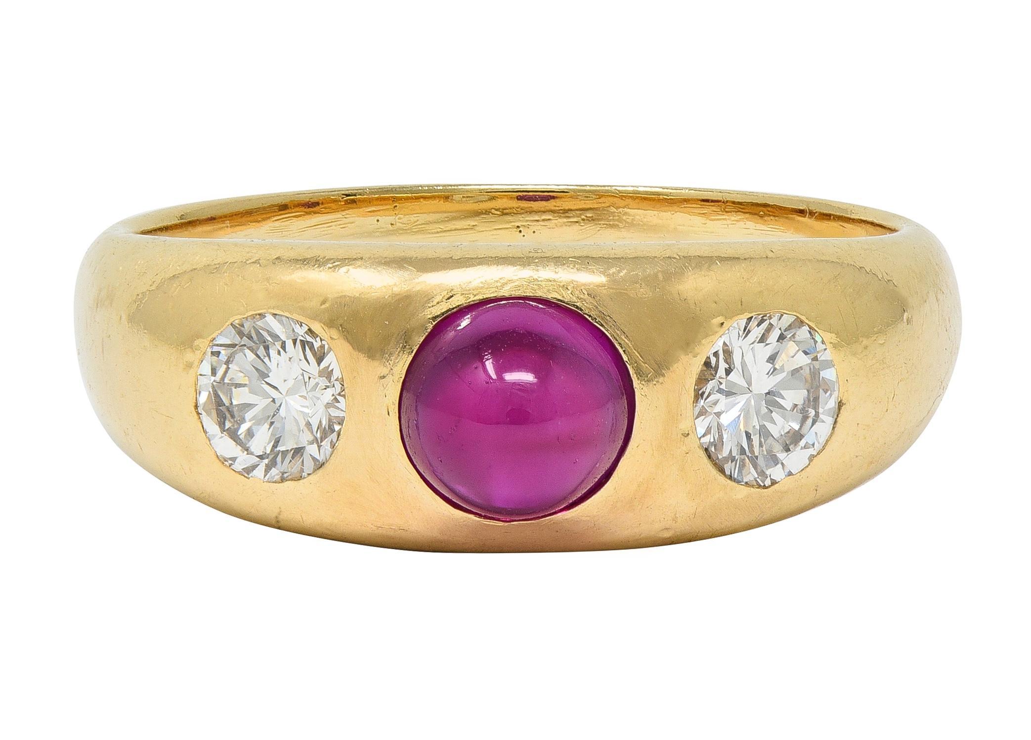 Anello vintage a tre pietre con rubino e diamante in oro giallo 14 carati degli anni '60