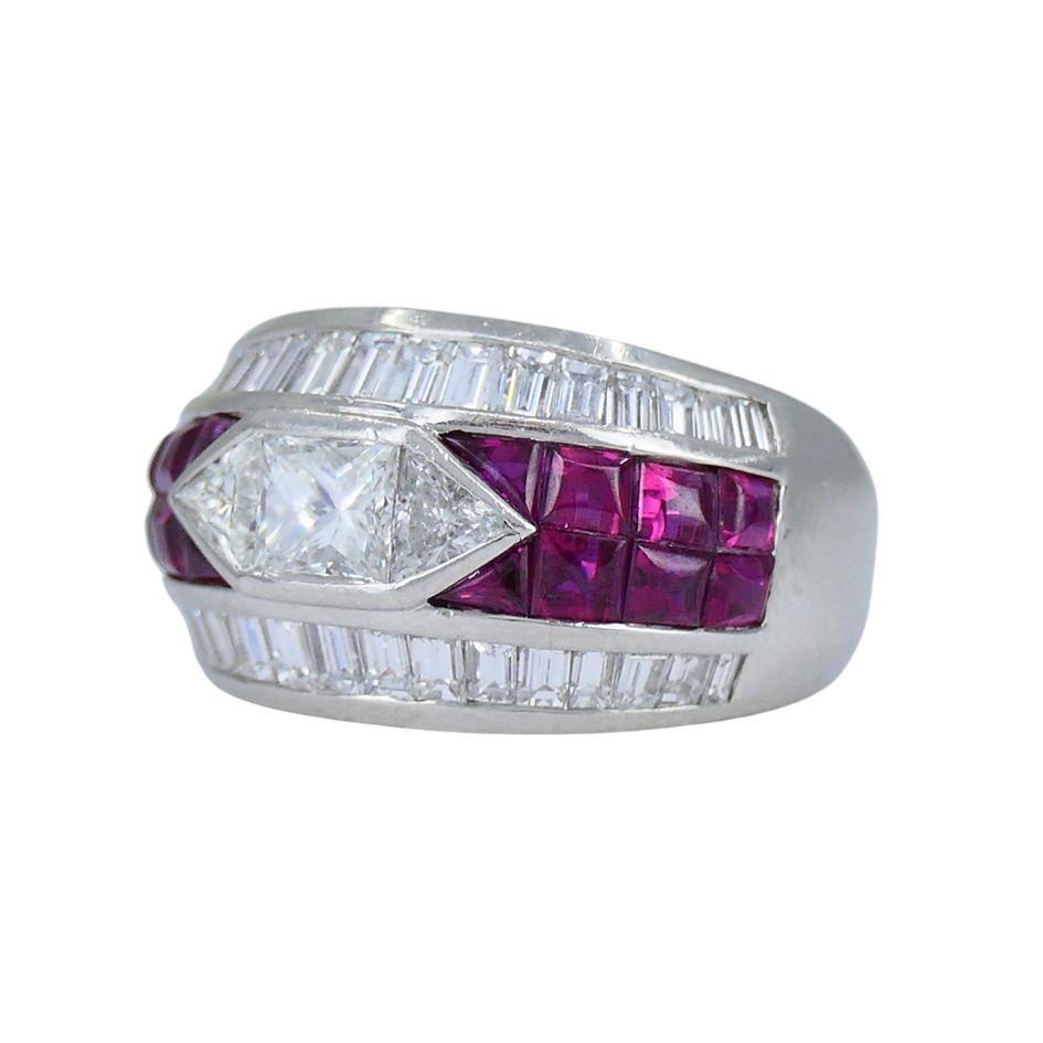 Taille française 1960 Ruby Diamond Platinum Dome Ring 6.5 en vente