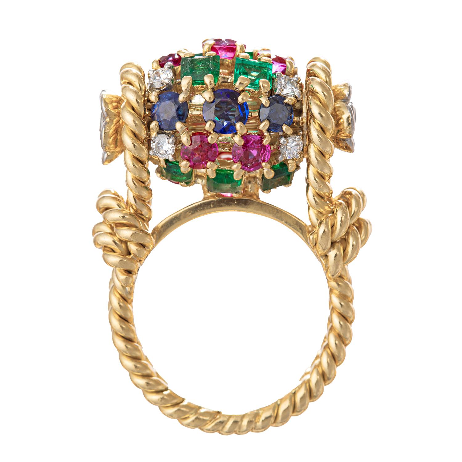 Bague de cocktail vintage de forme cylindrique en pierres précieuses multicolores, présentant des rangées de rubis, d'émeraudes et de saphirs naturels, rehaussées de diamants taille unique et de diamants ronds de taille brillant. Fabriqué à la main