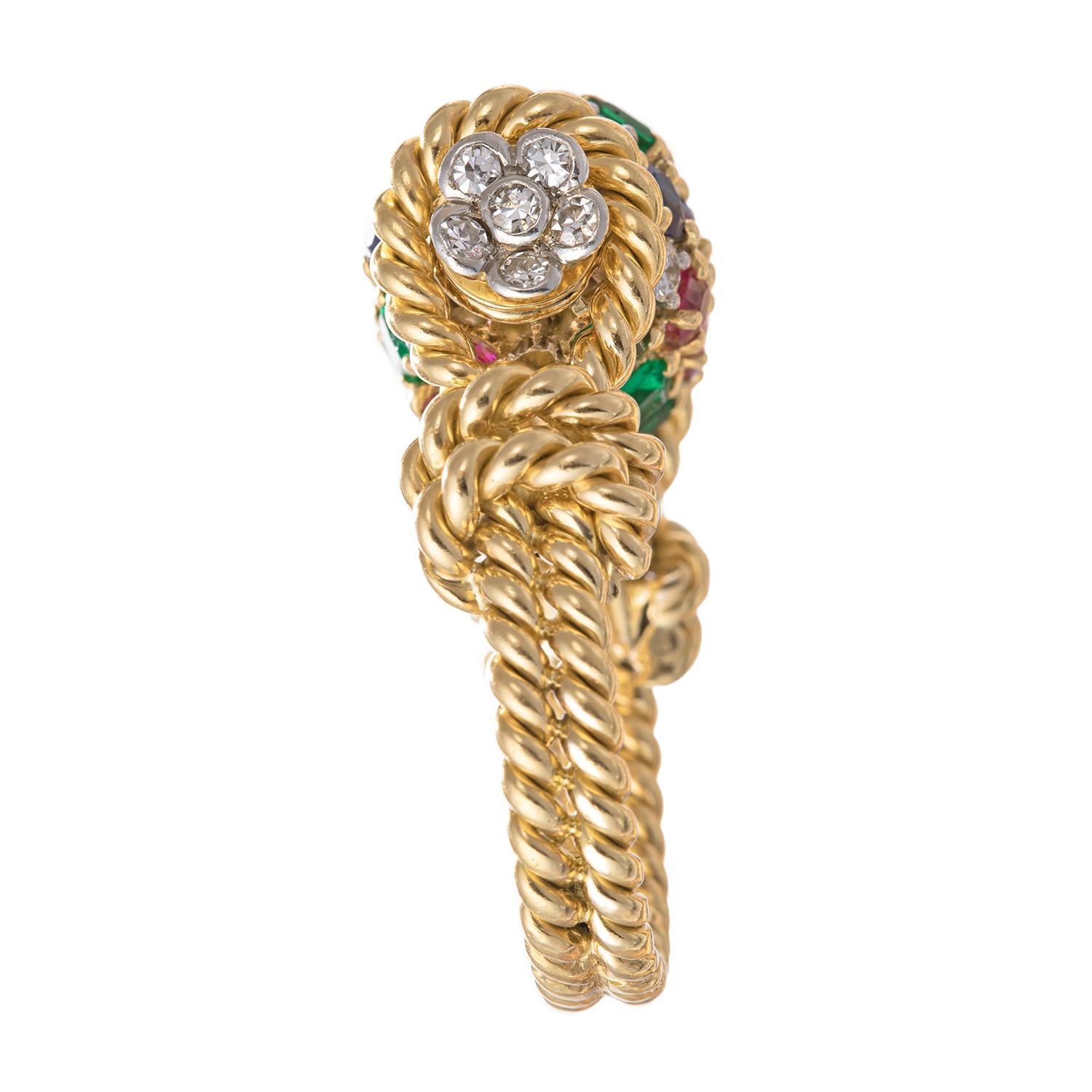 Taille ronde 1960 Ruby Sapphire Emerald Diamond Cocktail Ring (bague de cocktail rubis saphir émeraude) en vente