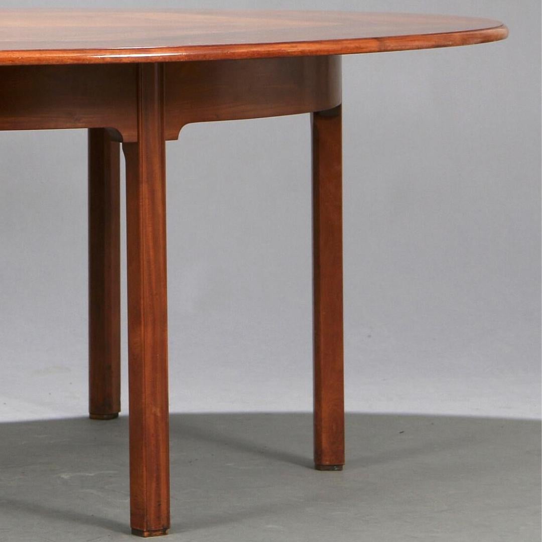Danois 1960s Rud Rasmussen large circulaire China table with sixlegged frame en vente