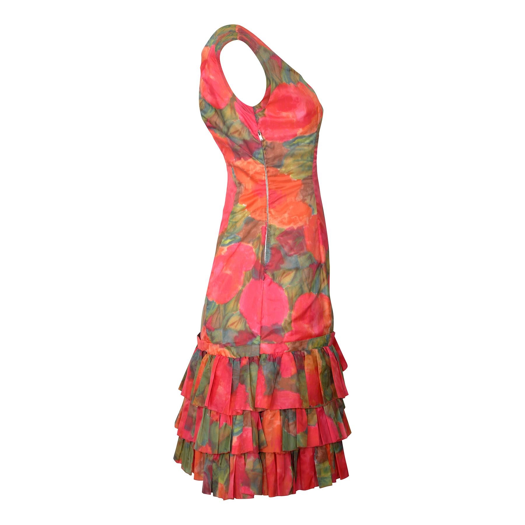 Gestuftes, gerafftes Kleid mit orangefarbenem und rosa Aquarell-Blumendruck, 1960er Jahre (Pink) im Angebot