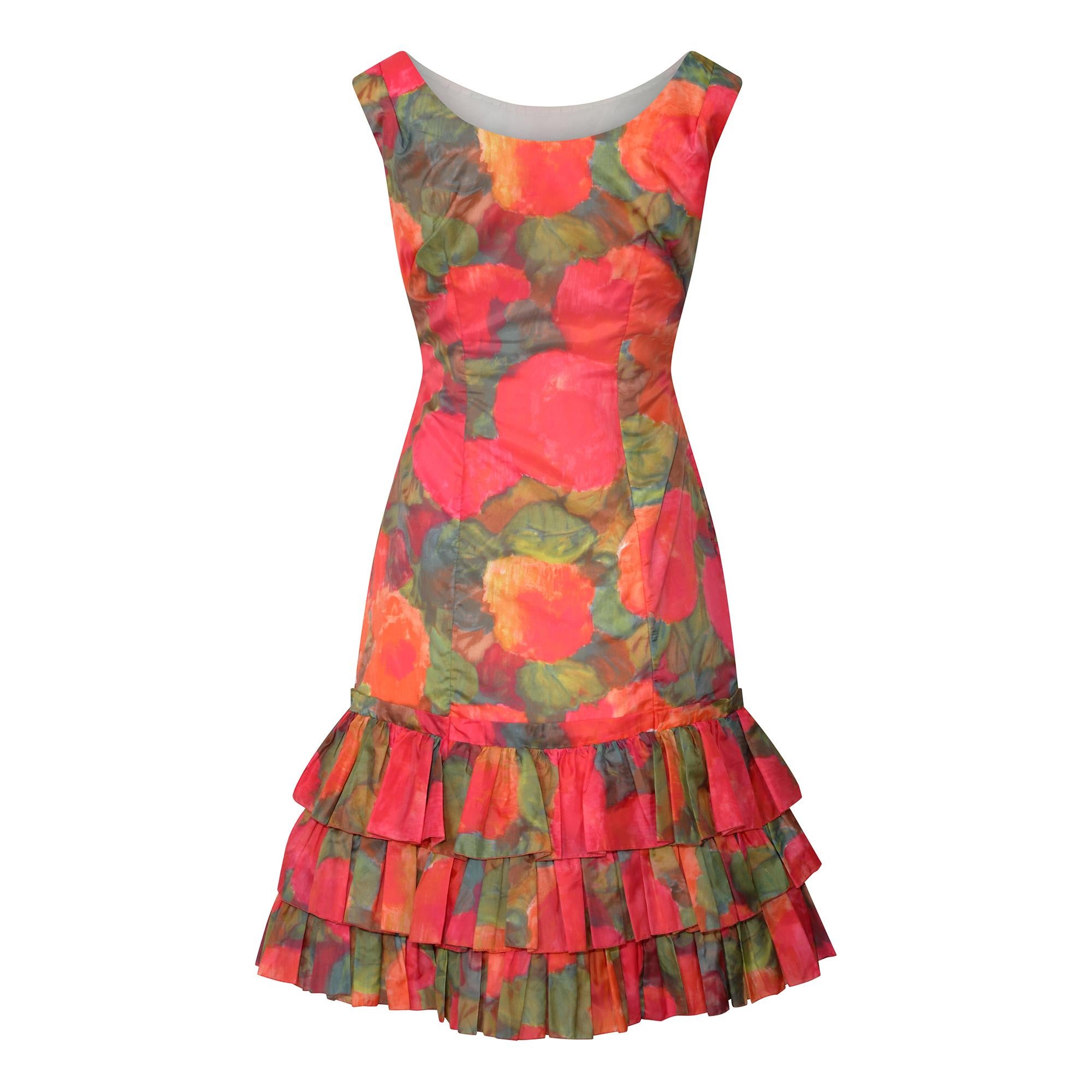 Gestuftes, gerafftes Kleid mit orangefarbenem und rosa Aquarell-Blumendruck, 1960er Jahre im Zustand „Hervorragend“ im Angebot in London, GB