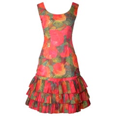 Vestido de los años 60 con volantes y estampado floral de acuarela naranja y rosa