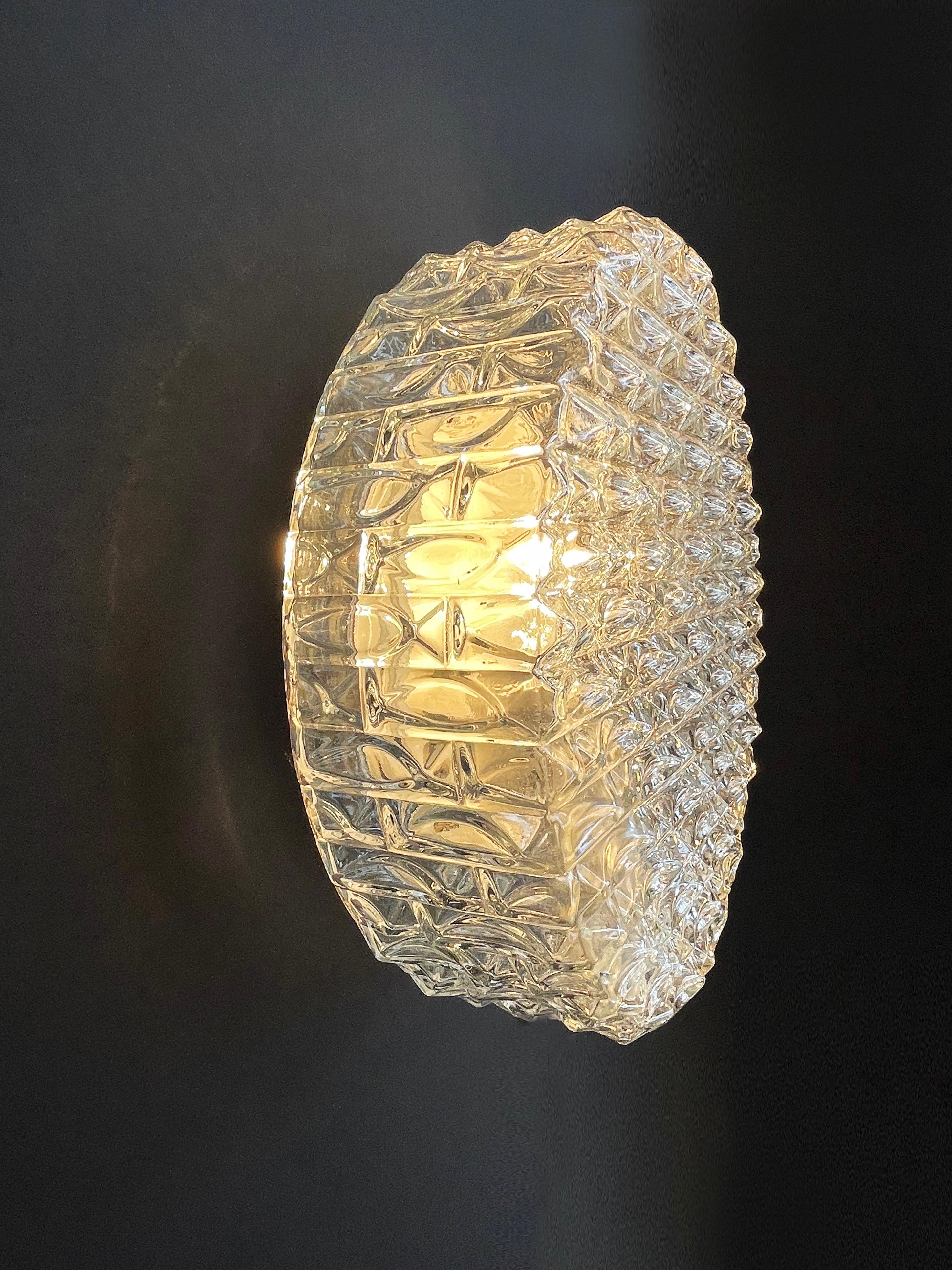 Splendida lampada da soffitto o da parete con base a filo nello stile di Helena Tynell. 
Si tratta di una forma rotonda e rocciosa con un disegno astratto anni '60-'70 di pesci geometrici, disposti in un motivo infinito.
Splendida luce calda, design