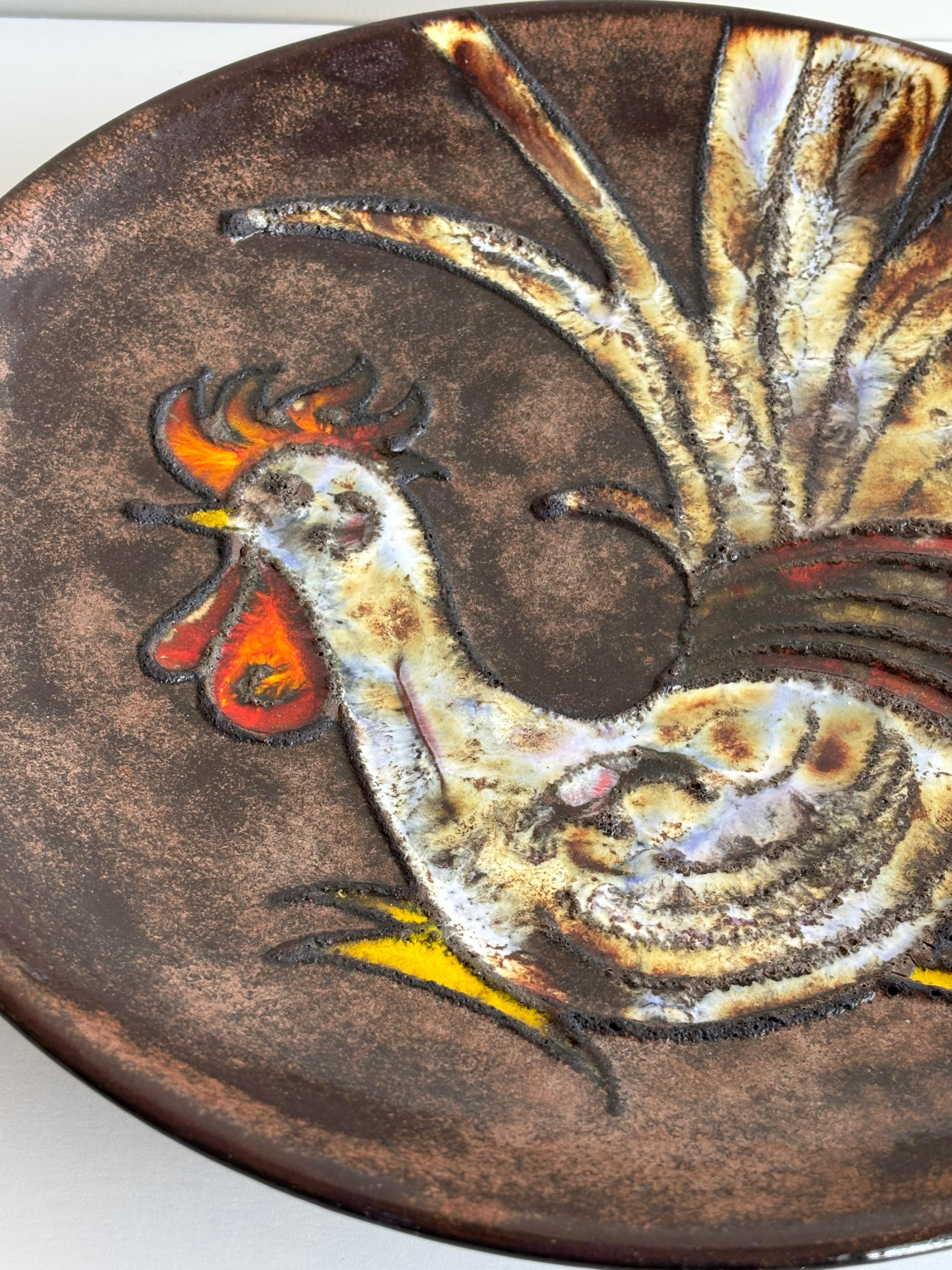 1960's Scheurich Keramik West German Ceramic 'Rooster' dekorativer Wandteller mit original Ruscha Label. Zwei Löcher auf der Rückseite zum Aufhängen an der Wand. Orange, gelbe, beige, braune Glasur mit dem Motiv 