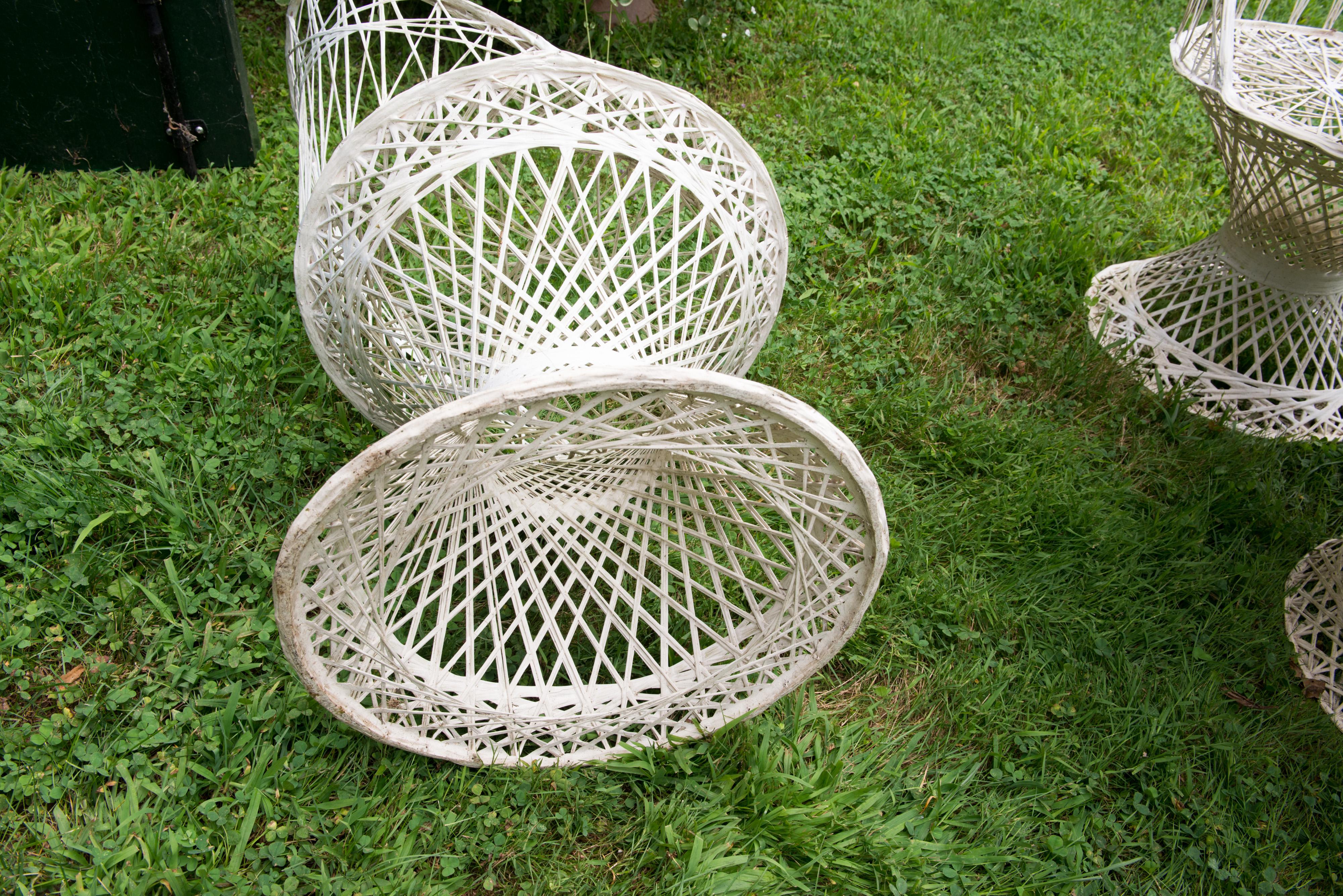 Quatre chaises et table ronde Russell Woodard des années 1960 en fibre de verre filée en vente 2