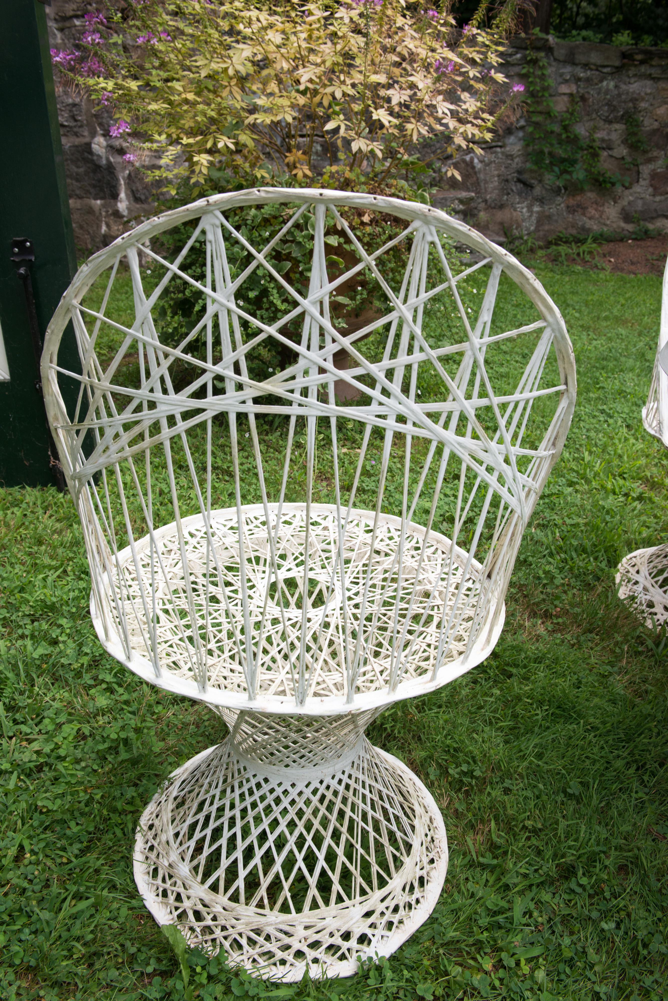 Quatre chaises et table ronde Russell Woodard des années 1960 en fibre de verre filée en vente 3
