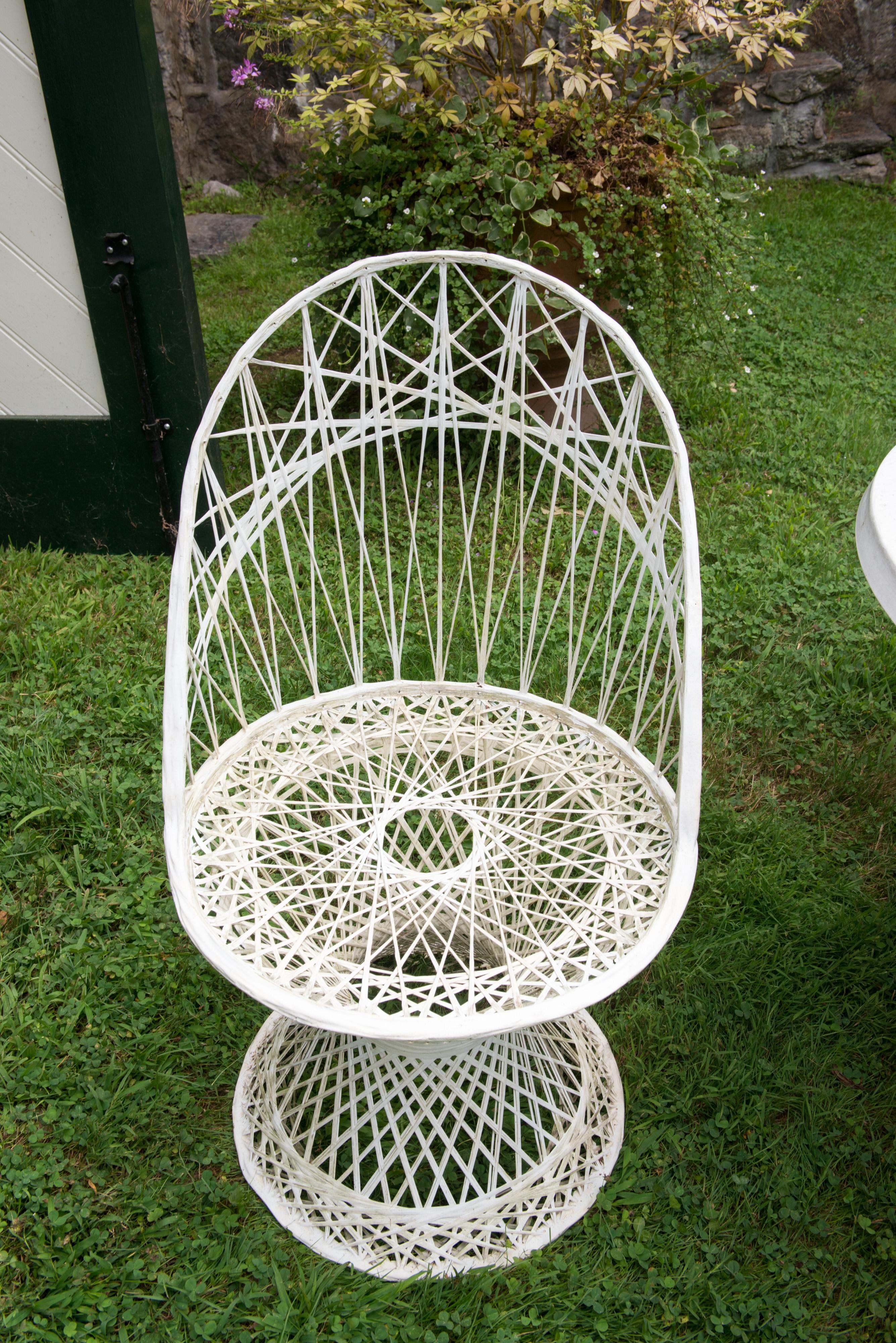 Quatre chaises et table ronde Russell Woodard des années 1960 en fibre de verre filée en vente 4