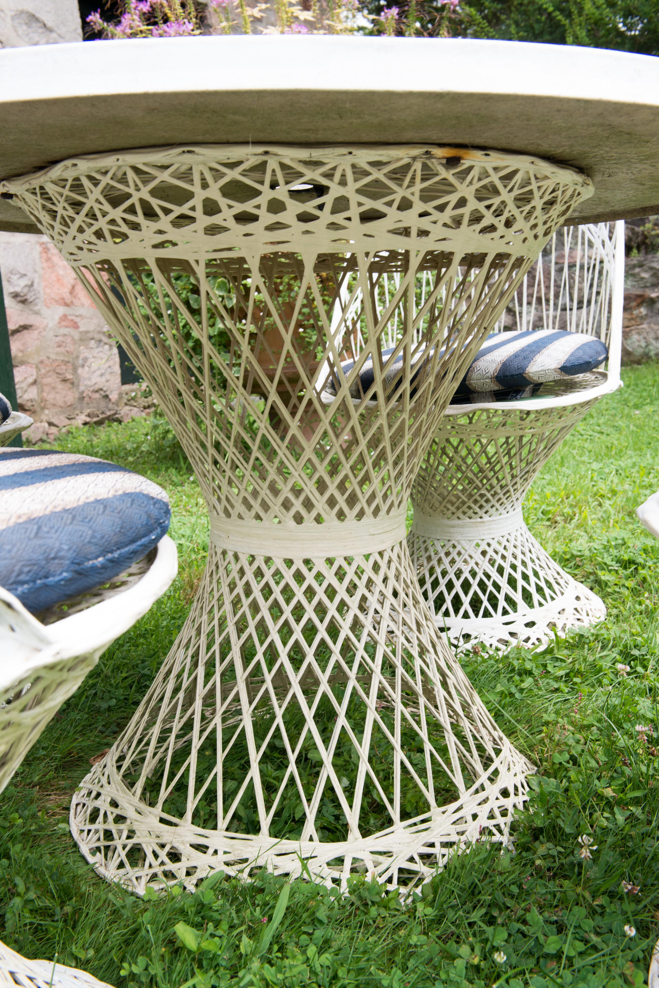 Table et 4 chaises Russell Woodard en fibre de verre filé, datant des années 1960. Table : 42 diamètre 29 hauteur.