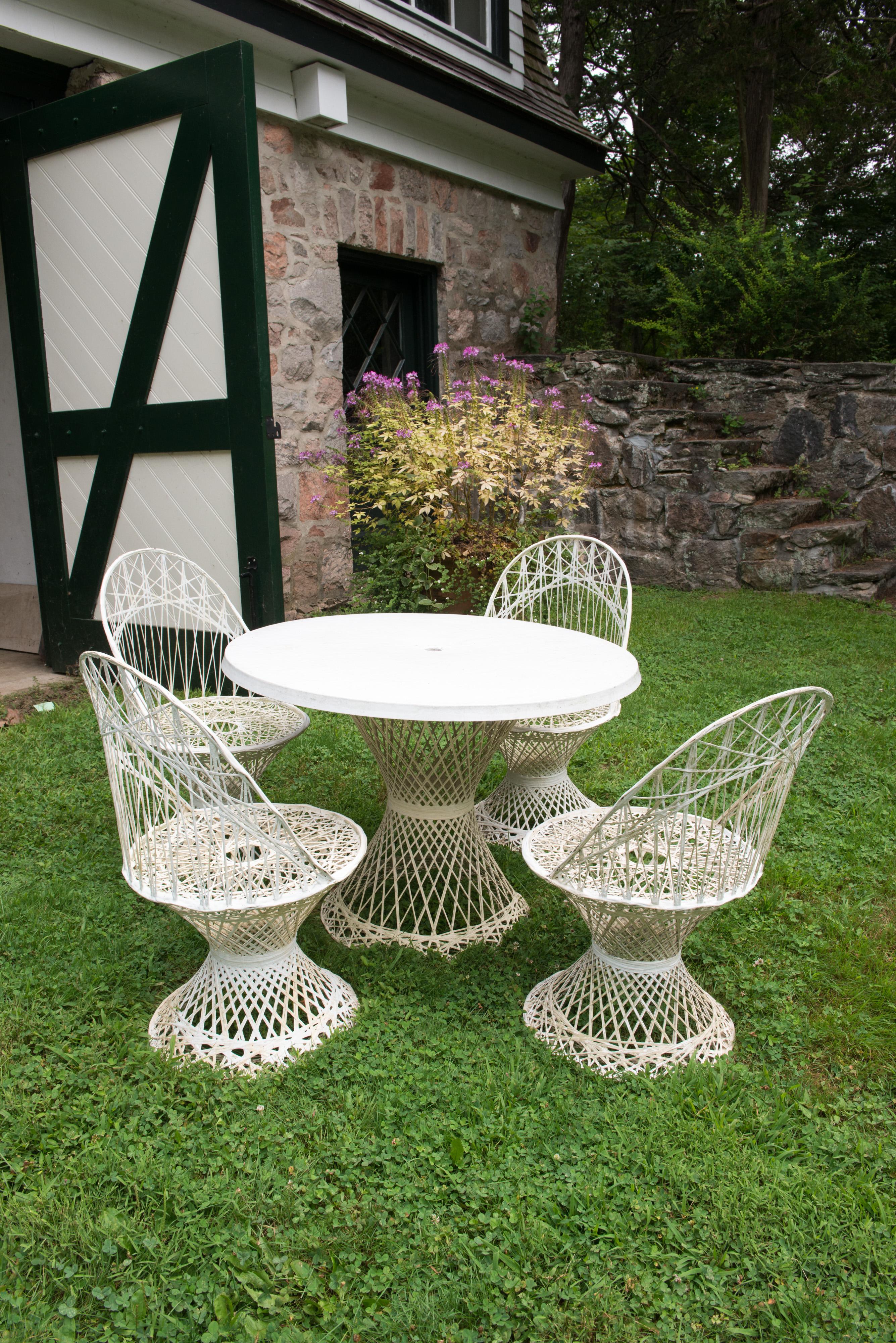 Mid-Century Modern Quatre chaises et table ronde Russell Woodard des années 1960 en fibre de verre filée en vente