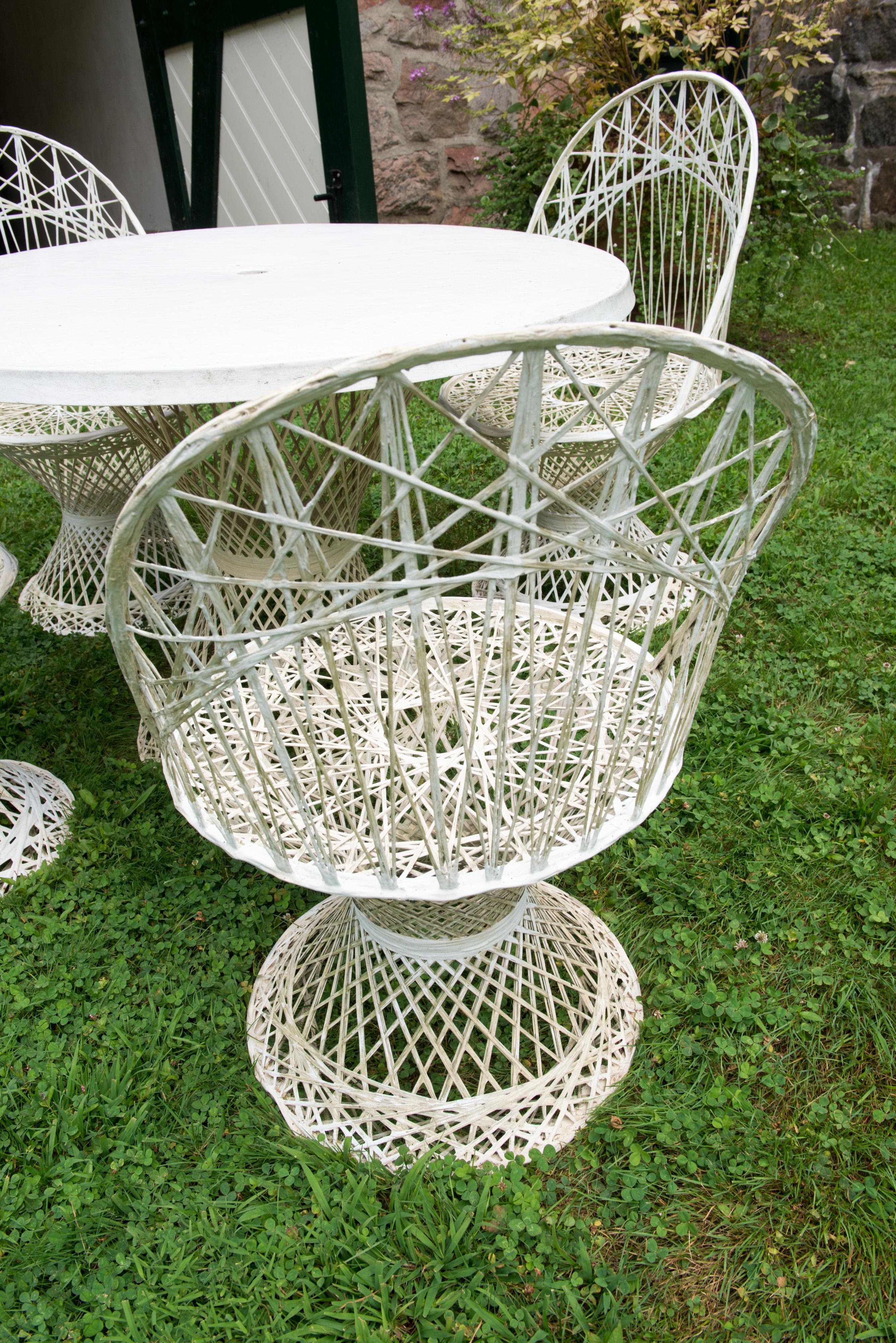 Américain Quatre chaises et table ronde Russell Woodard des années 1960 en fibre de verre filée en vente