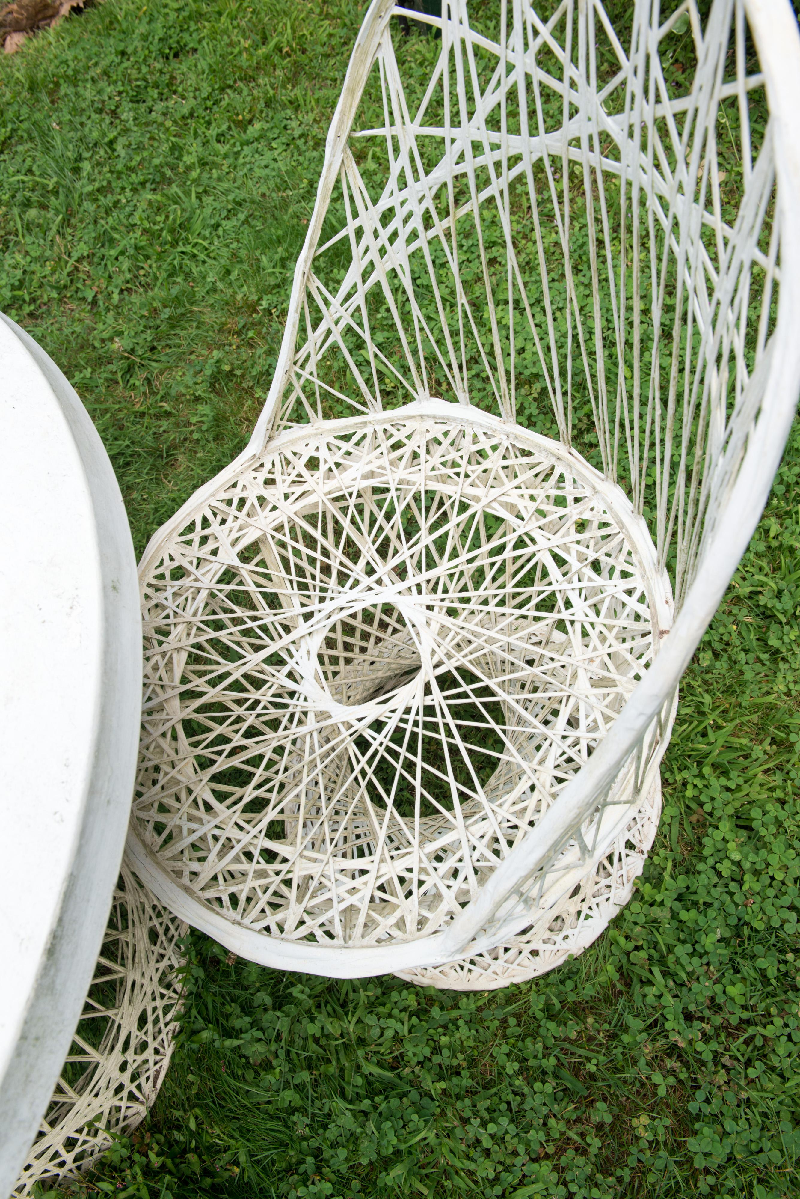 Milieu du XXe siècle Quatre chaises et table ronde Russell Woodard des années 1960 en fibre de verre filée en vente