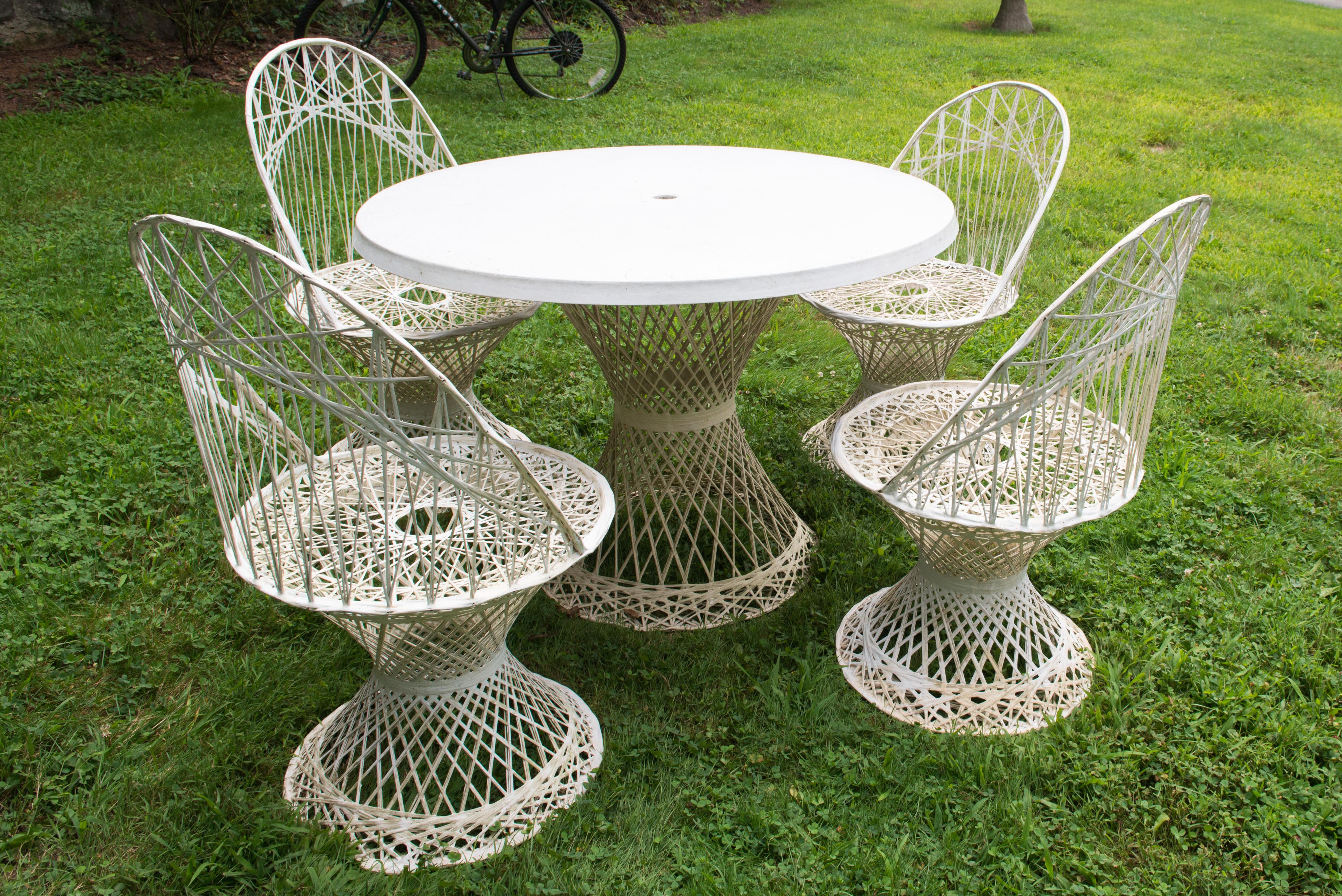 Quatre chaises et table ronde Russell Woodard des années 1960 en fibre de verre filée en vente 1