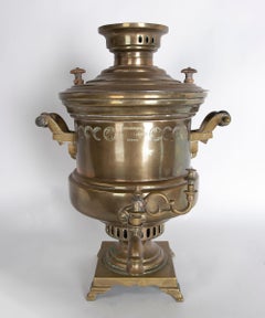 Samovar russe en laiton avec poignées en bois des années 1960