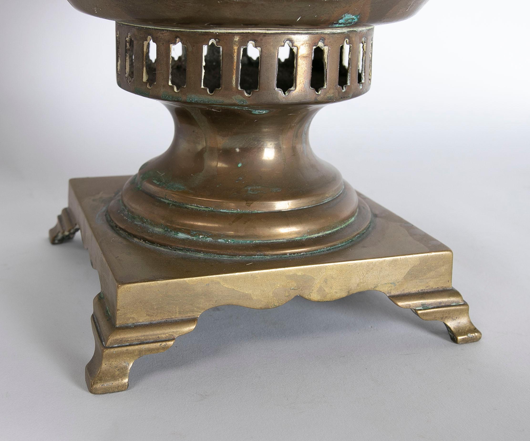 1960s Russian Brass Samovar with Wooden Handles In Good Condition For Sale In Marbella, ES