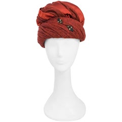 Turbante de raso y jersey óxido de los años 60 con adorno de brillantes