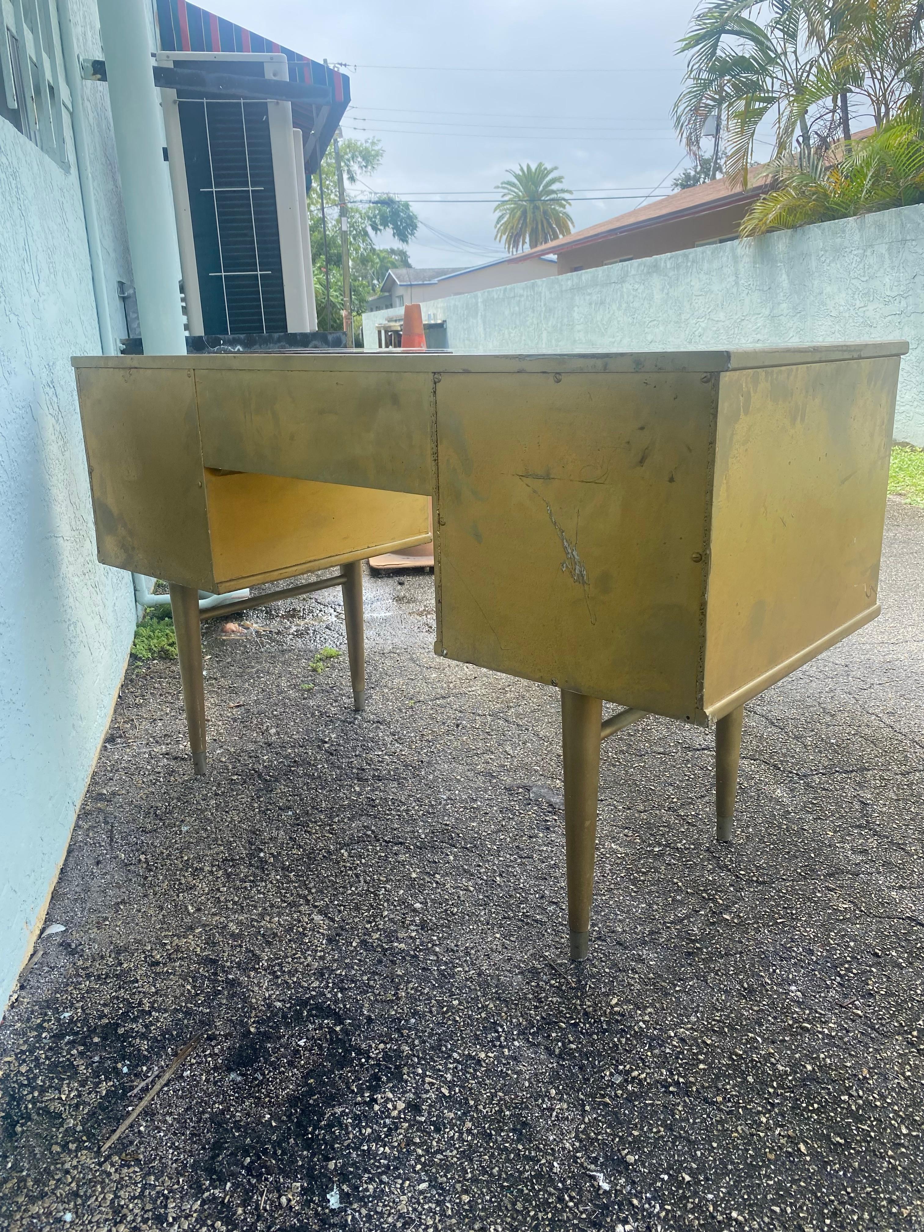 Bureau de toilette des années 1960, RWAY, peint en or, avec un plateau en miroir  en vente 3