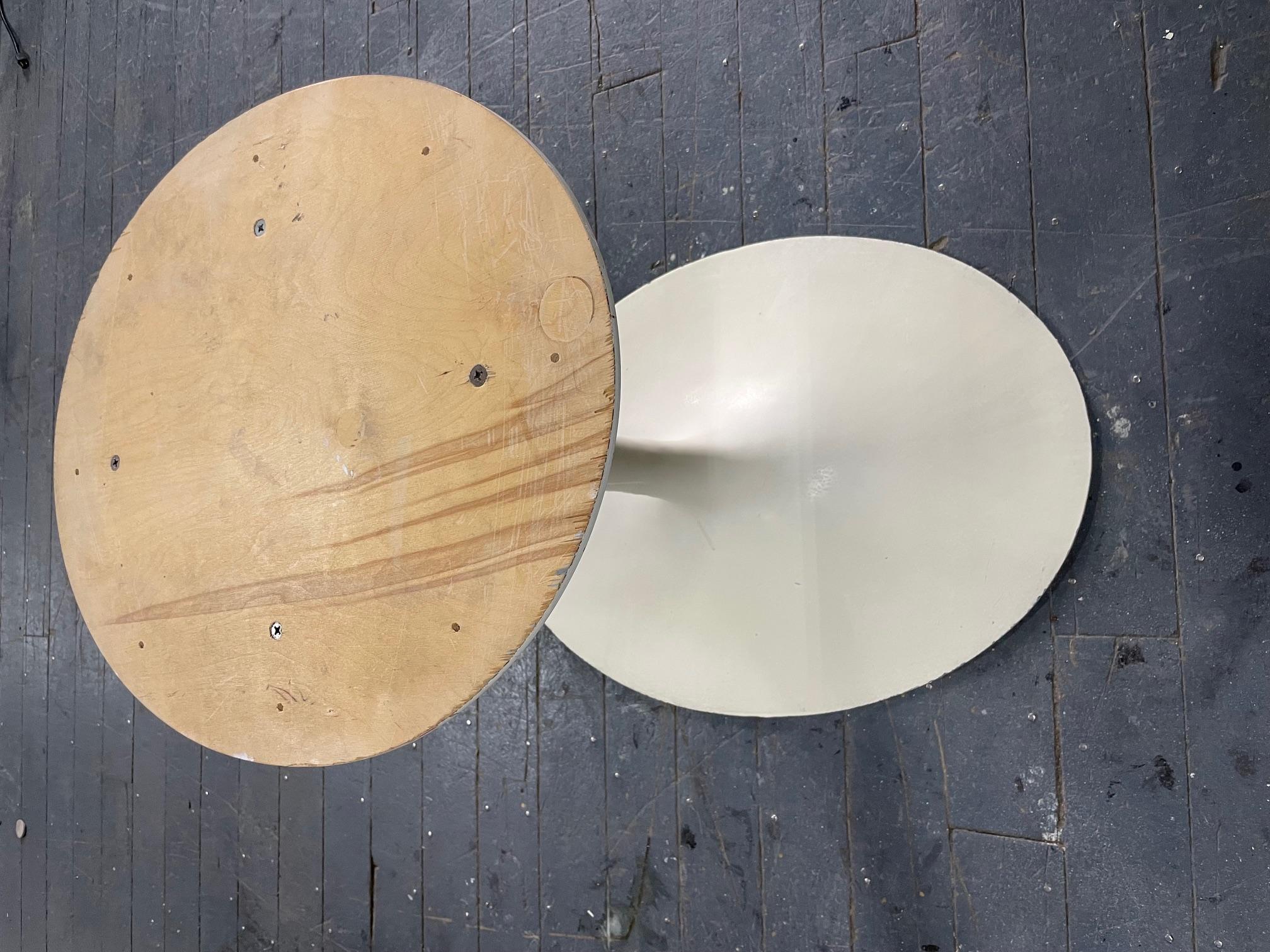 Émaillé 1960’s  Table de salle à manger Saarinen à plateau ovale en marbre pour Knoll en vente