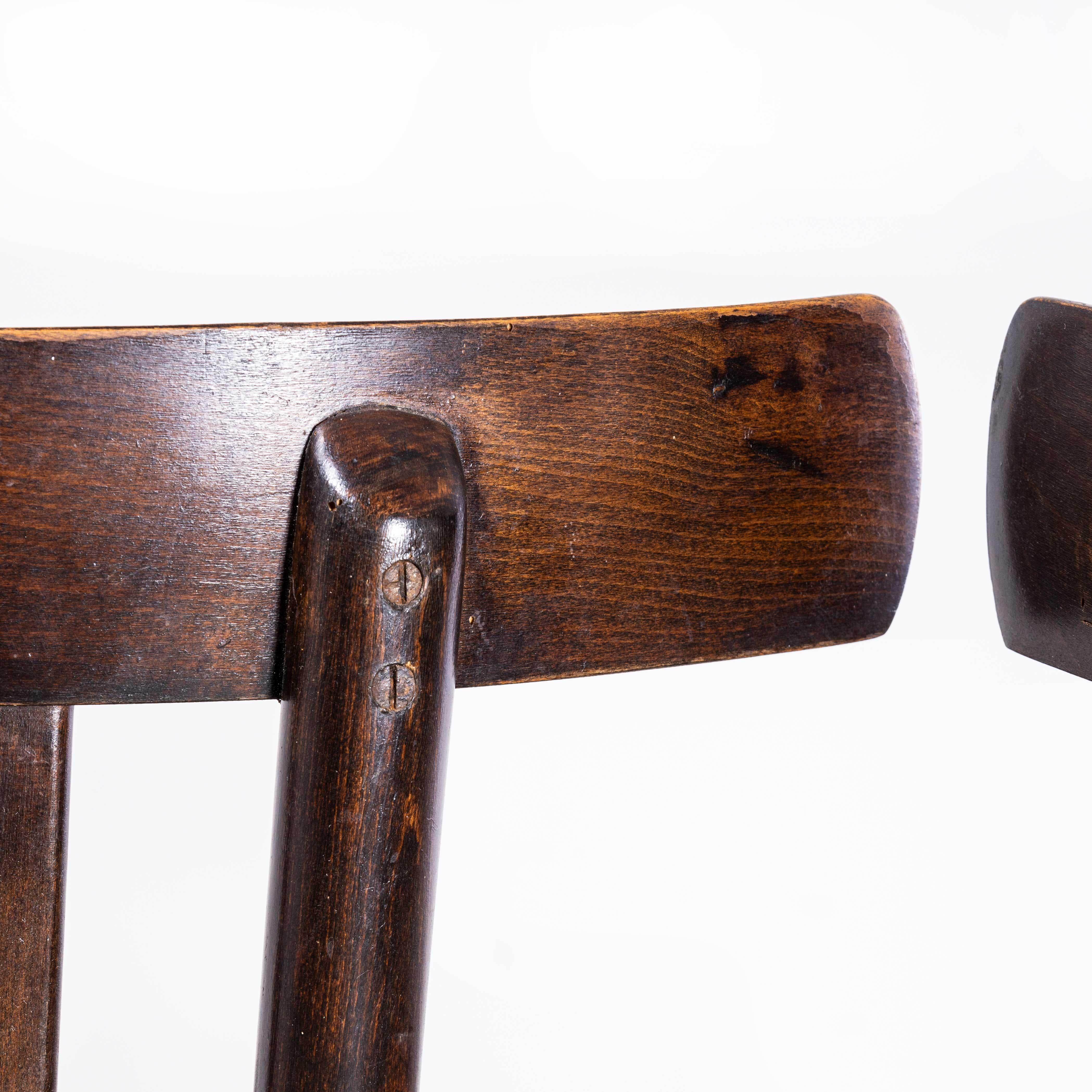 Bois cintré Chaise de salle à manger bistro en noyer foncé, dossier assis, années 1960 - Paire en vente