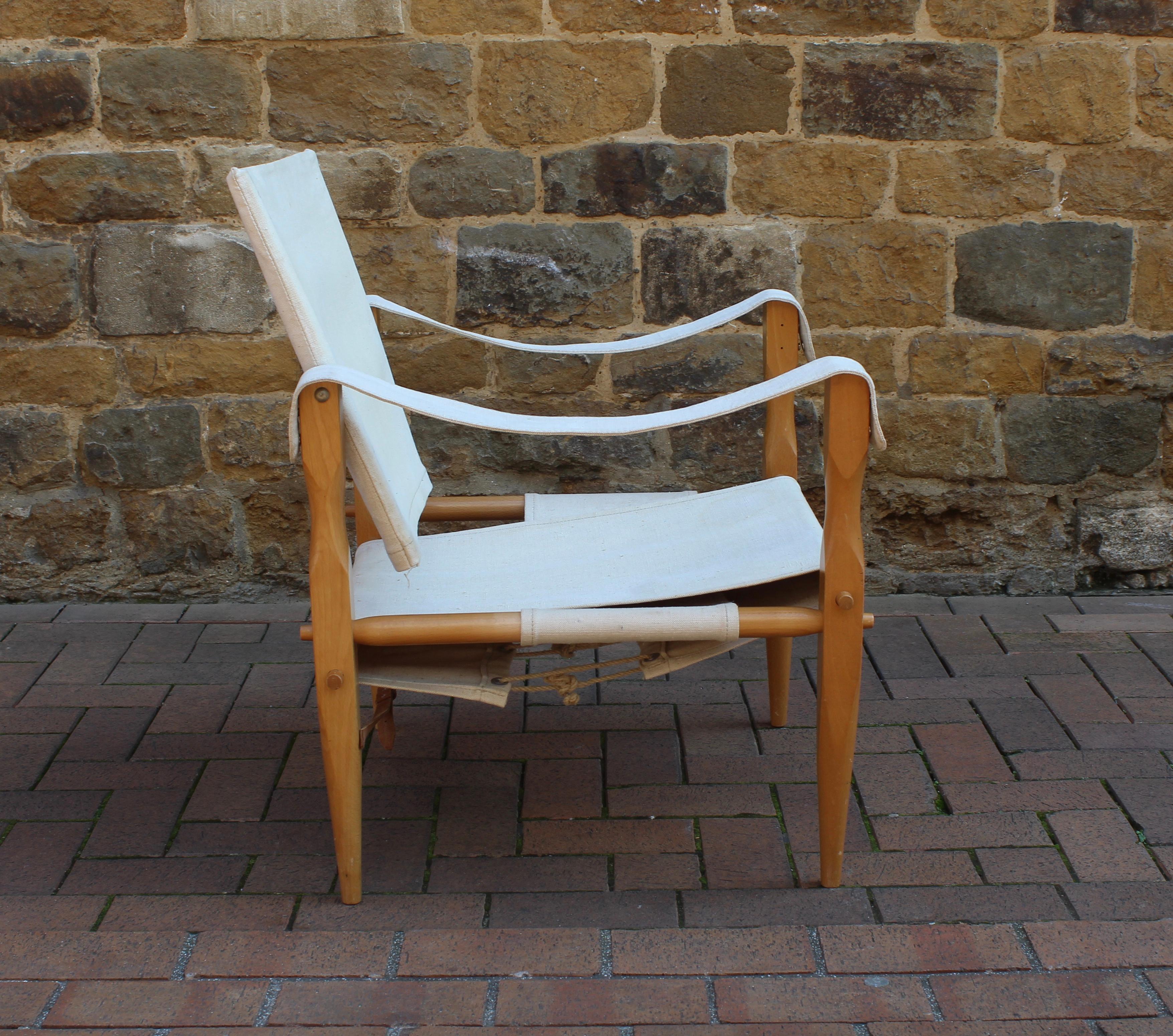 Wonderful safari chair, designed by Wilhelm Kienzle in 1928 for Wohnbedarf and manufactured in the early 1950s in Switzerland, with frame made of solid beech, covering in original cream canvass, adjustable backrest and can be completely