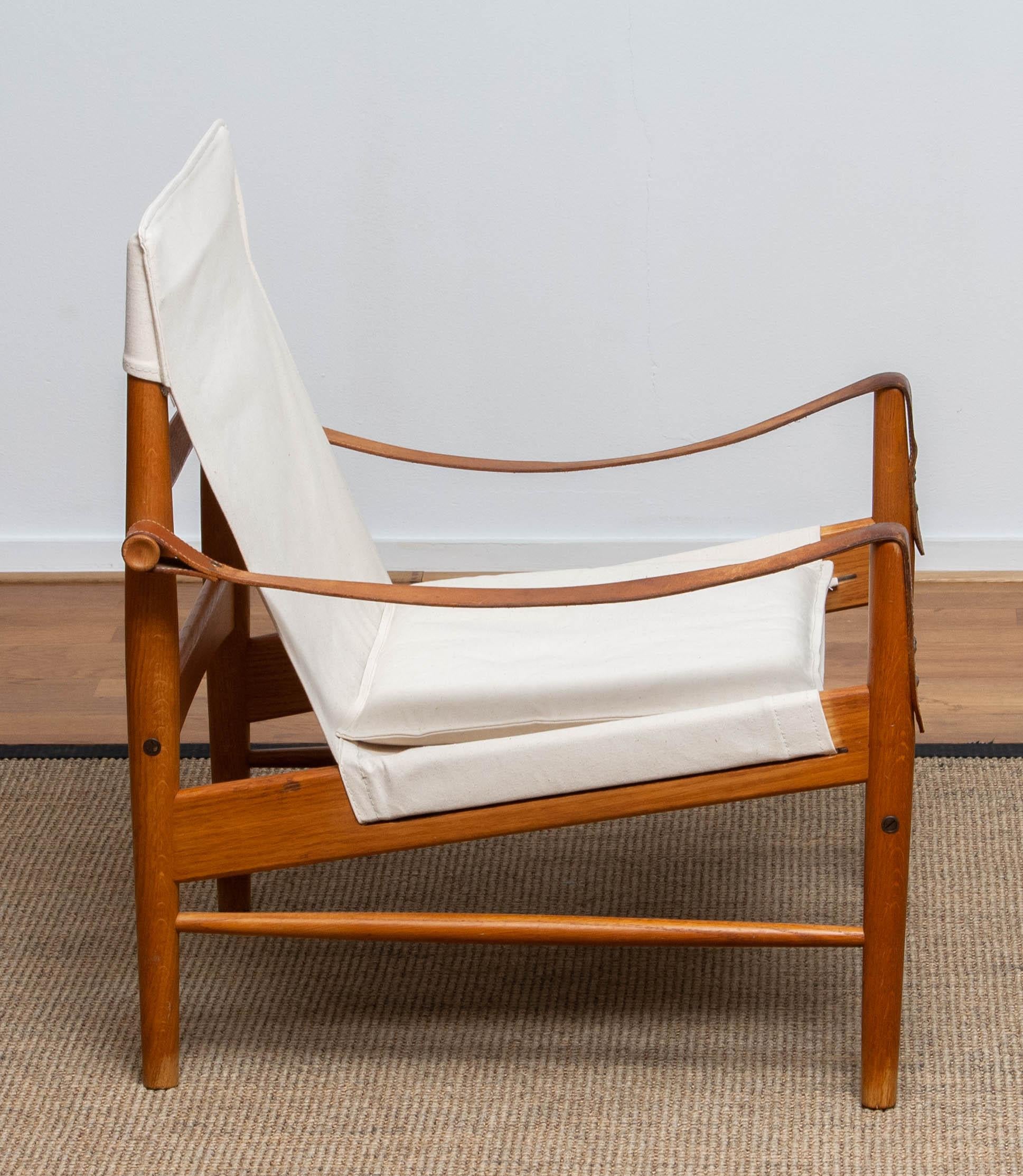 Beautiful safari chair designed by Hans Olsen for Viska Möbler in Kinna, Sweden.
This chairs are made of oak with a new canvas upholstery .
It is in a wonderful condition and marked.
Period 1960s.
Dimensions: H.81 cm, W.73 cm, D.70 cm, SH.38 cm.