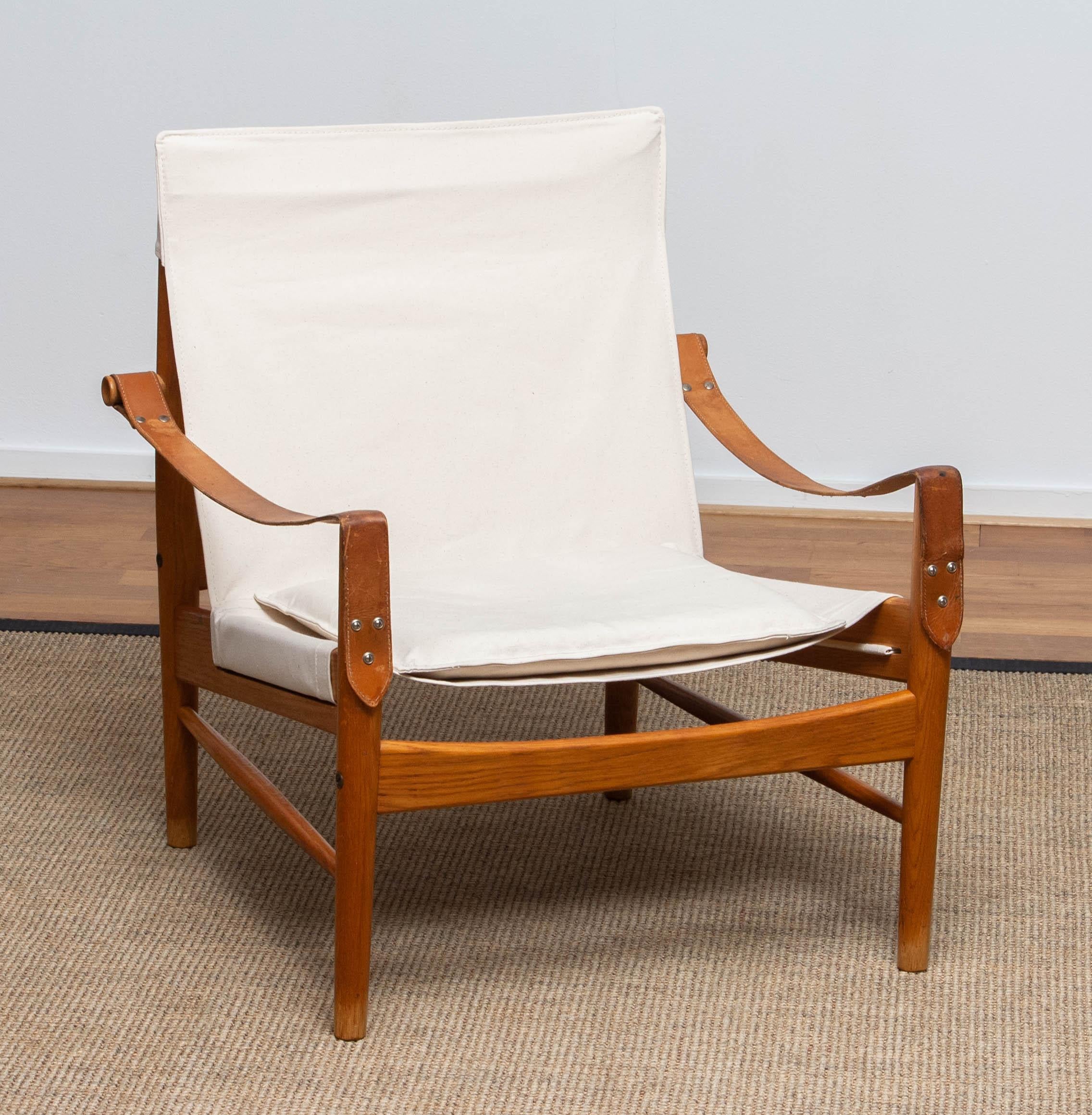 Beautiful safari chair designed by Hans Olsen for Viska Möbler in Kinna, Sweden.
This chairs are made of oak with a new canvas upholstery.
It is in a wonderful condition and marked.
Period: 1960s.
Dimensions: H 81 cm, W 73 cm, D 70 cm, SH 38