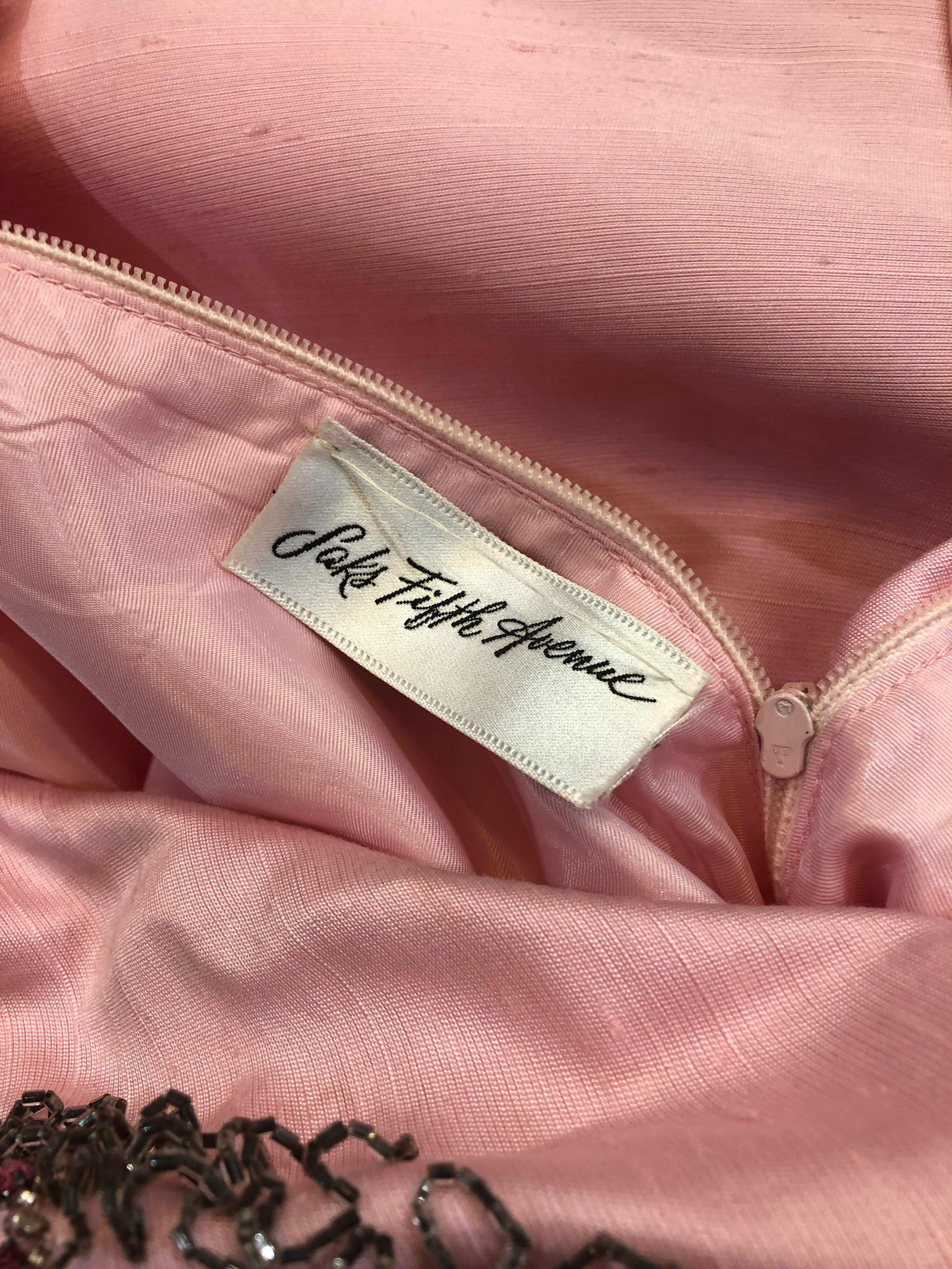 Saks 5th Avenue - Robe et veste en soie Shantung rose clair perlée, vintage, années 1960 en vente 14