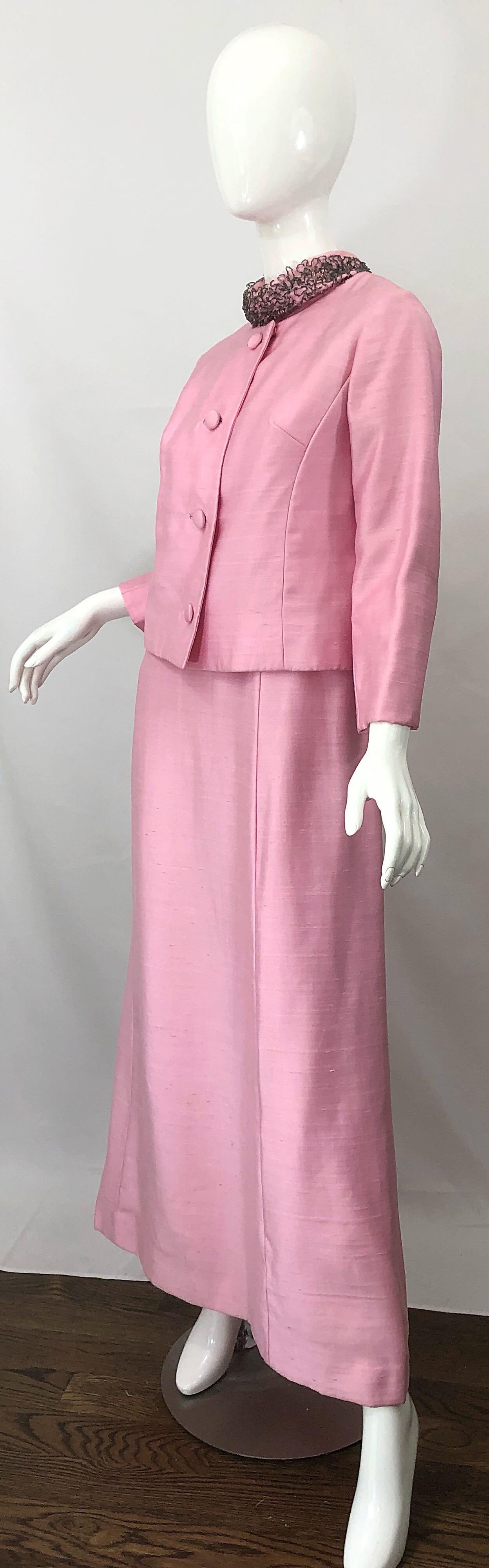 1960er Saks 5th Avenue Hellrosa Seide Shantung Perlen Vintage 60er Jahre Kleid + Jacke Damen im Angebot