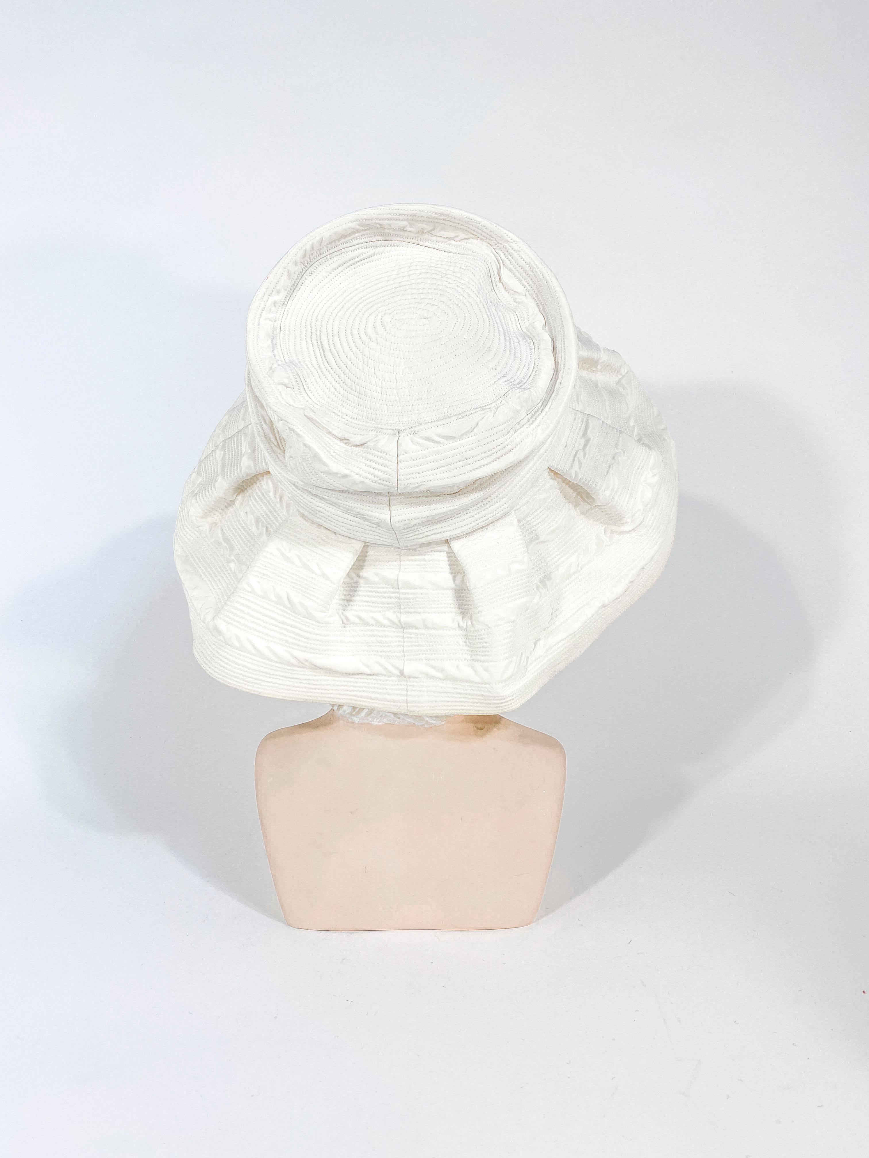 Gris Chapeau de mode blanc cassé Saks Fifth Avenue des années 1960 en vente