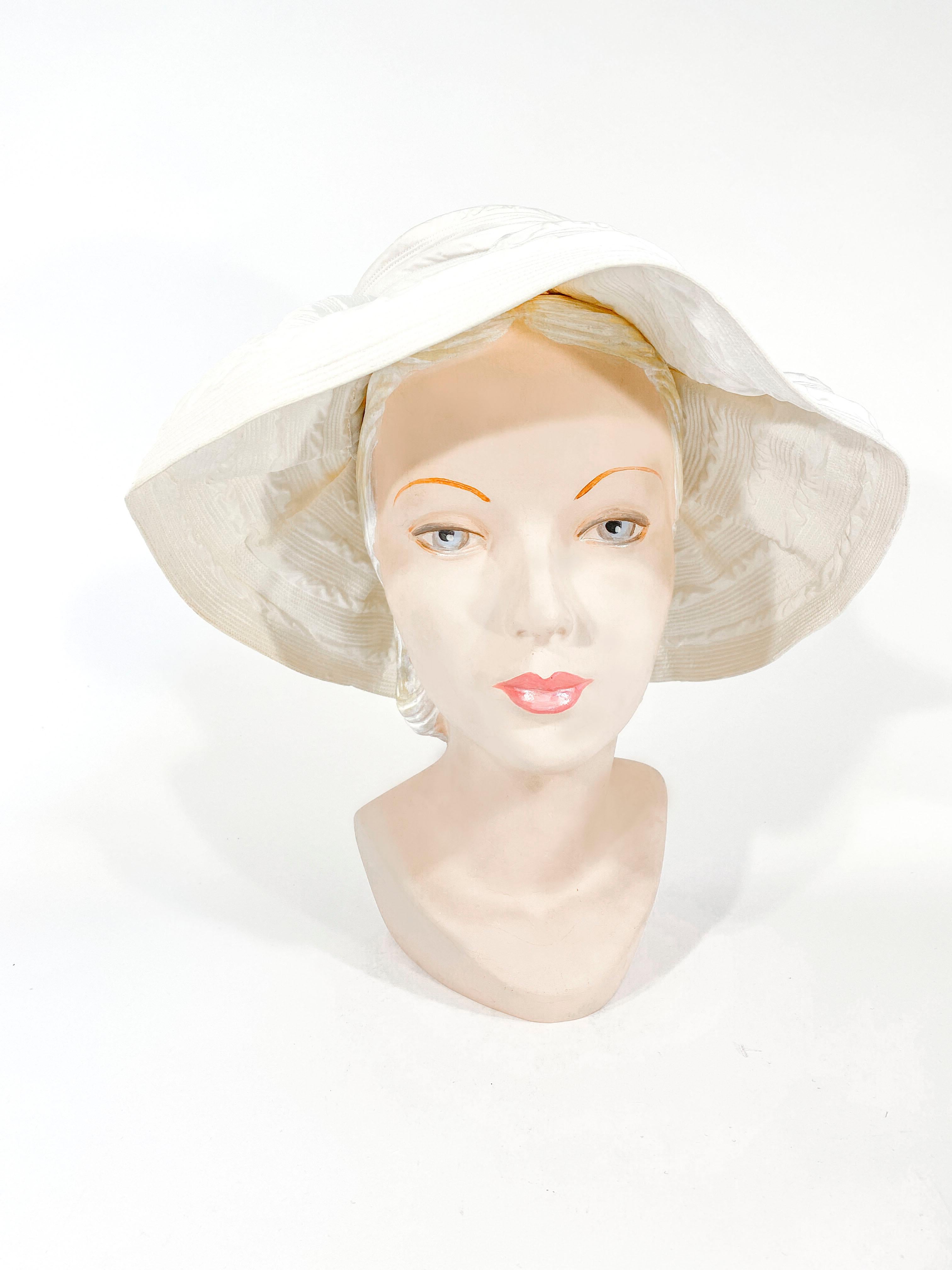 Chapeau de mode blanc cassé Saks Fifth Avenue des années 1960 Bon état - En vente à San Francisco, CA