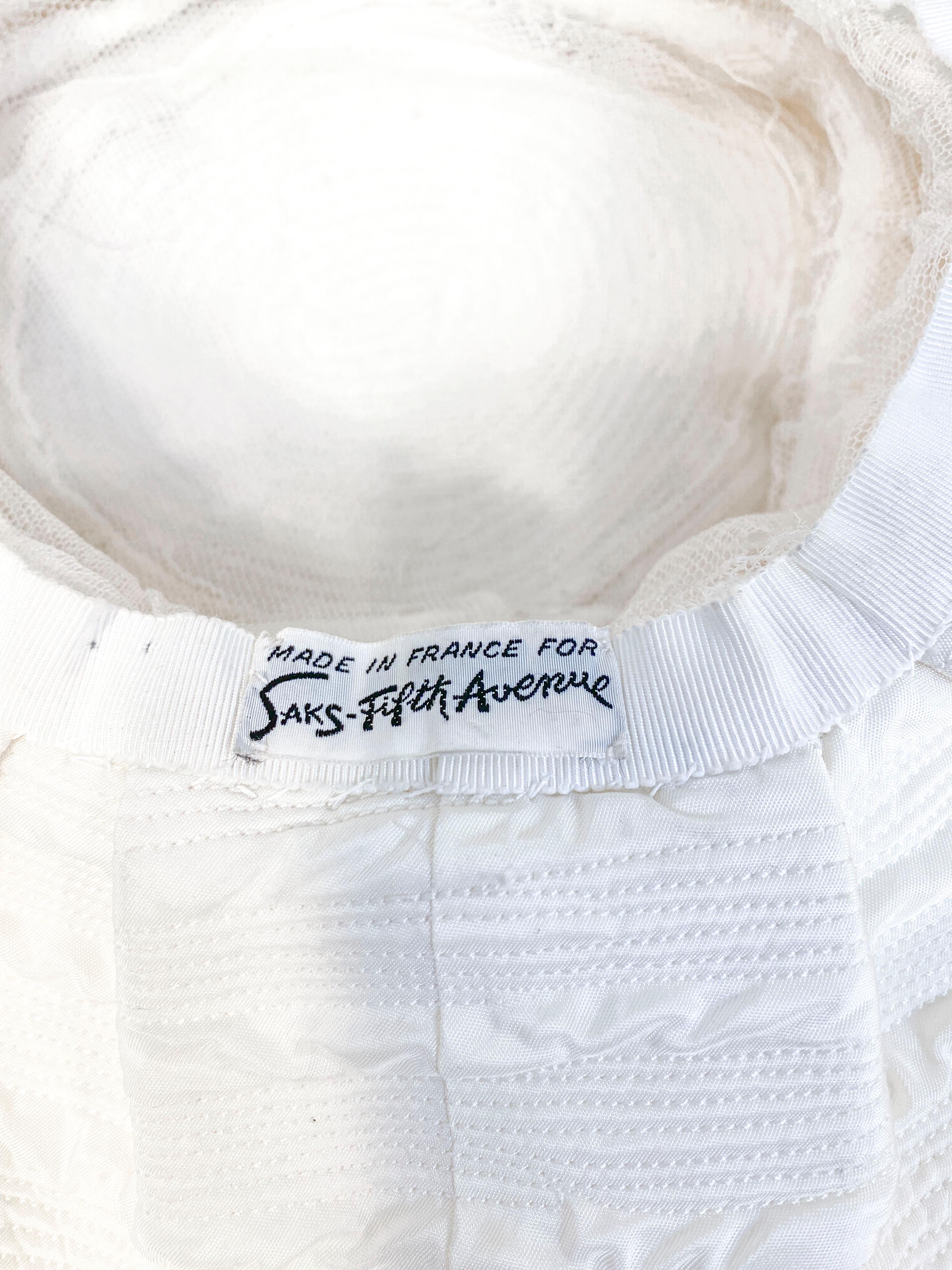 Chapeau de mode blanc cassé Saks Fifth Avenue des années 1960 en vente 2