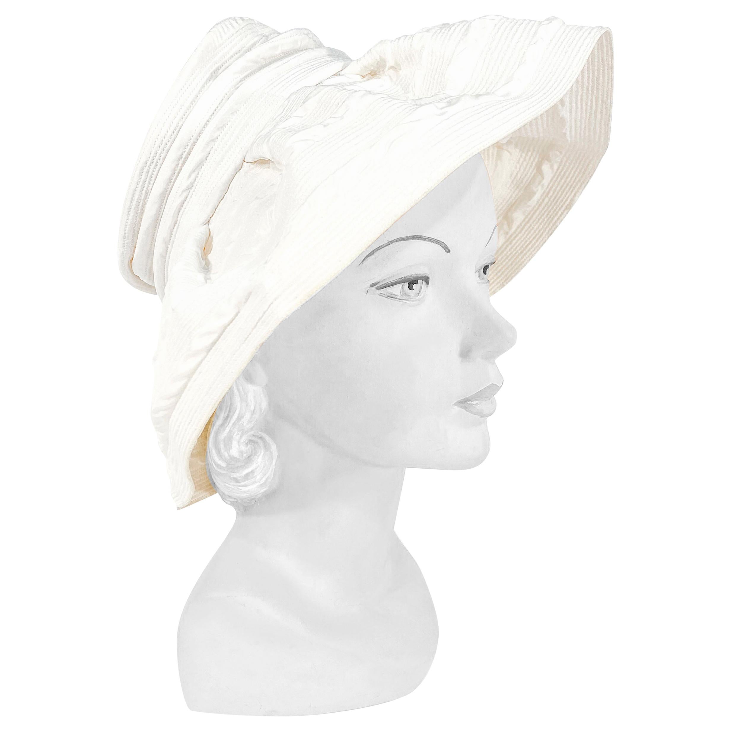 Chapeau de mode blanc cassé Saks Fifth Avenue des années 1960 en vente