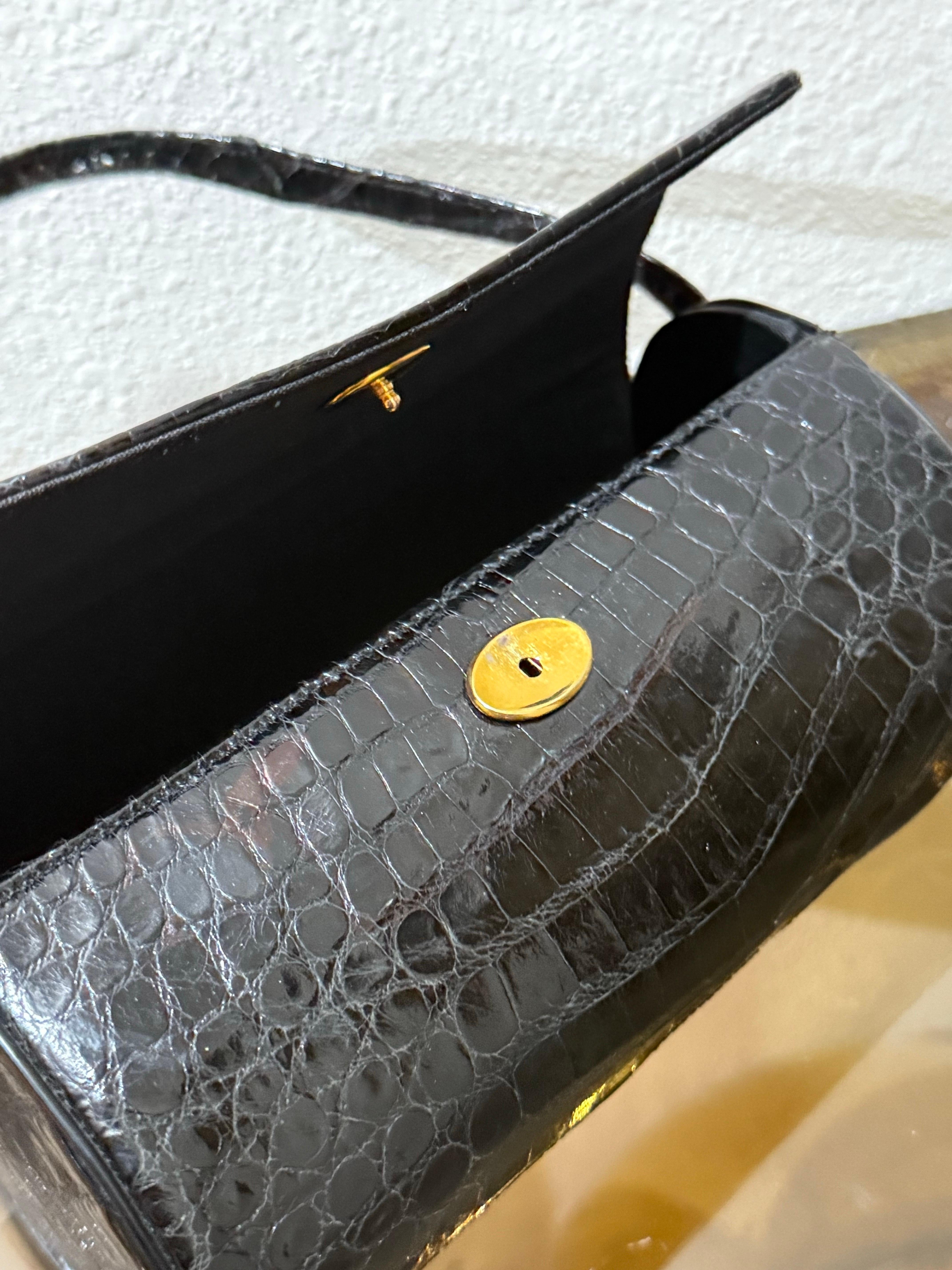 1960 For Saks Fifth Avenue Sac à main en alligator noir avec poignée supérieure en vente 5