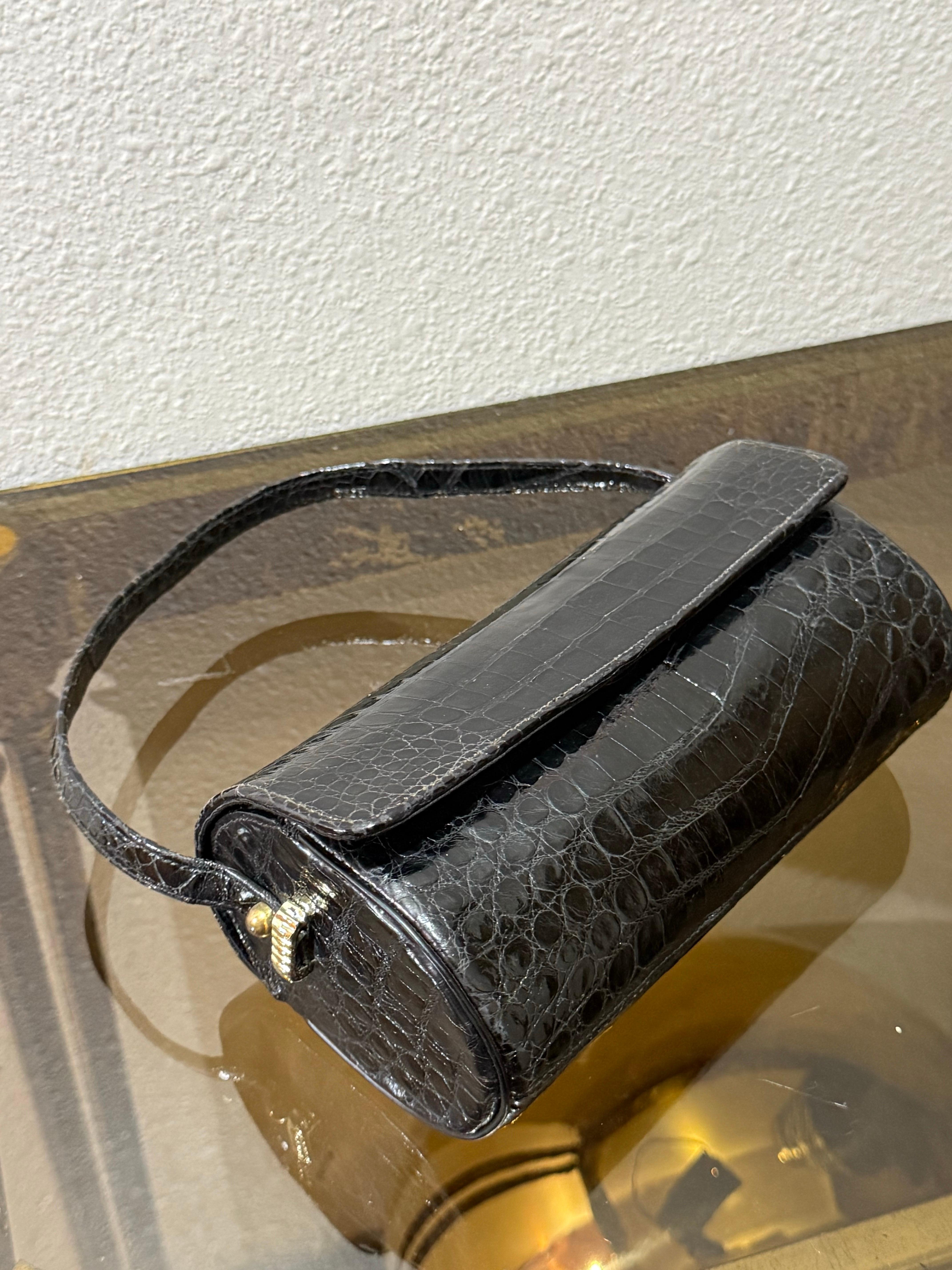 1960 For Saks Fifth Avenue Sac à main en alligator noir avec poignée supérieure en vente 6