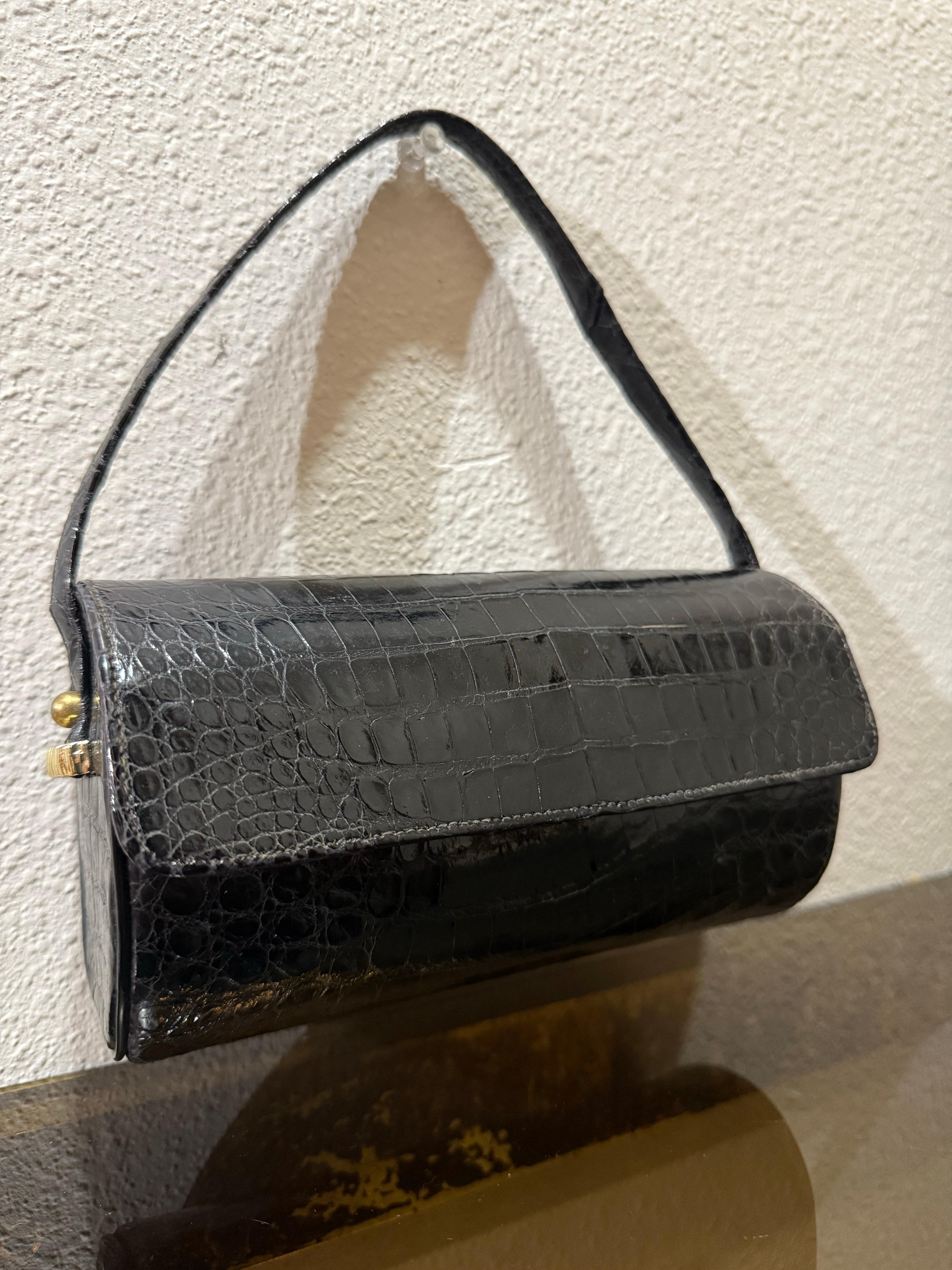 1960 For Saks Fifth Avenue Sac à main en alligator noir avec poignée supérieure en vente 7