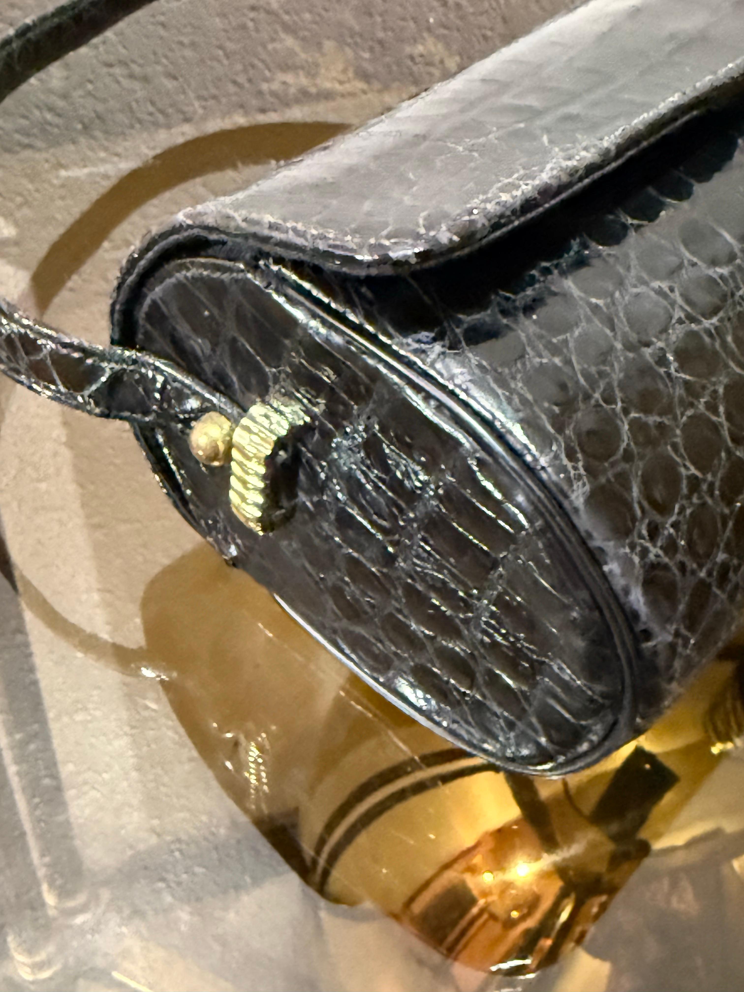 1960 For Saks Fifth Avenue Sac à main en alligator noir avec poignée supérieure en vente 8