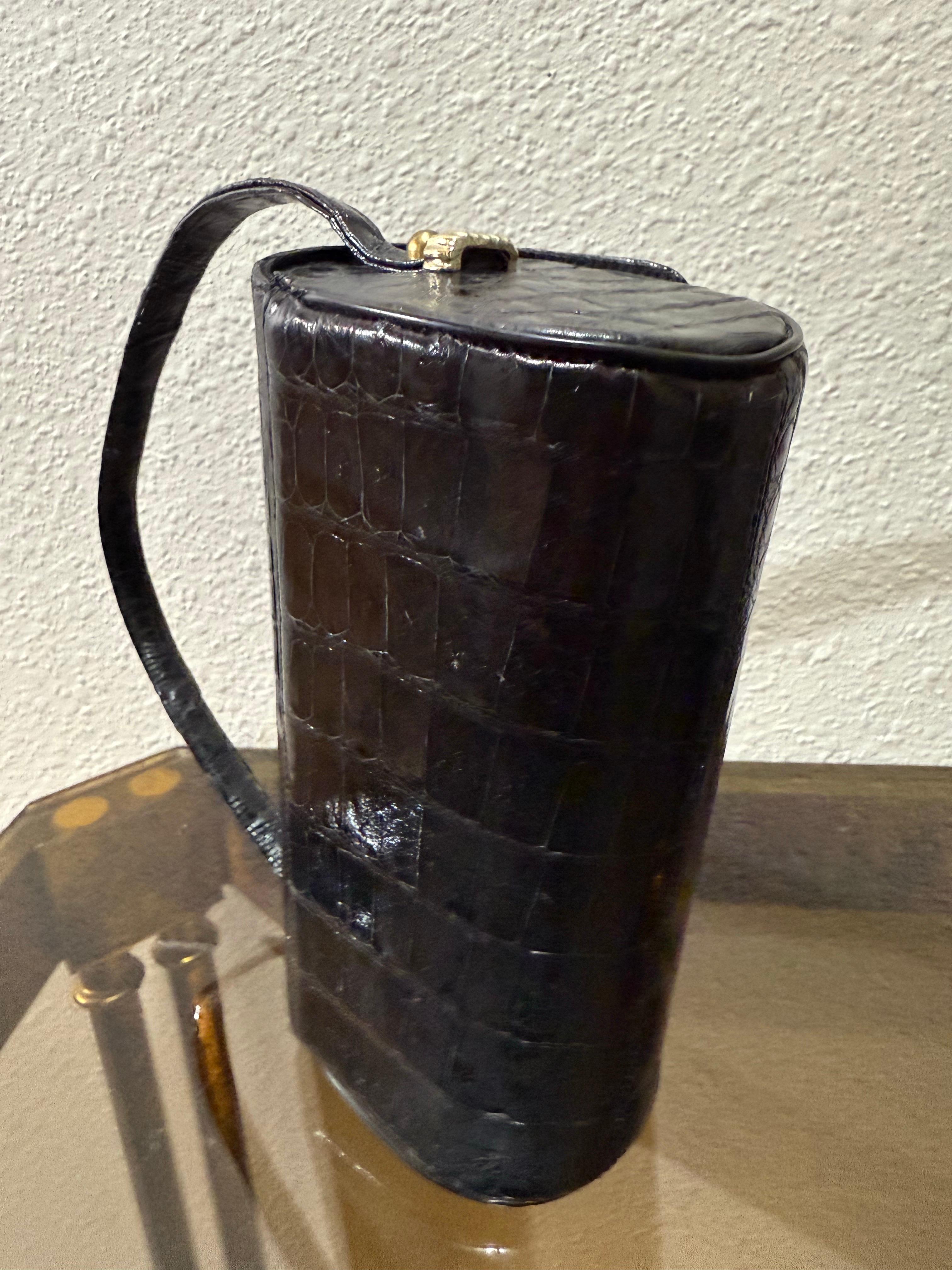 1960 For Saks Fifth Avenue Sac à main en alligator noir avec poignée supérieure en vente 9