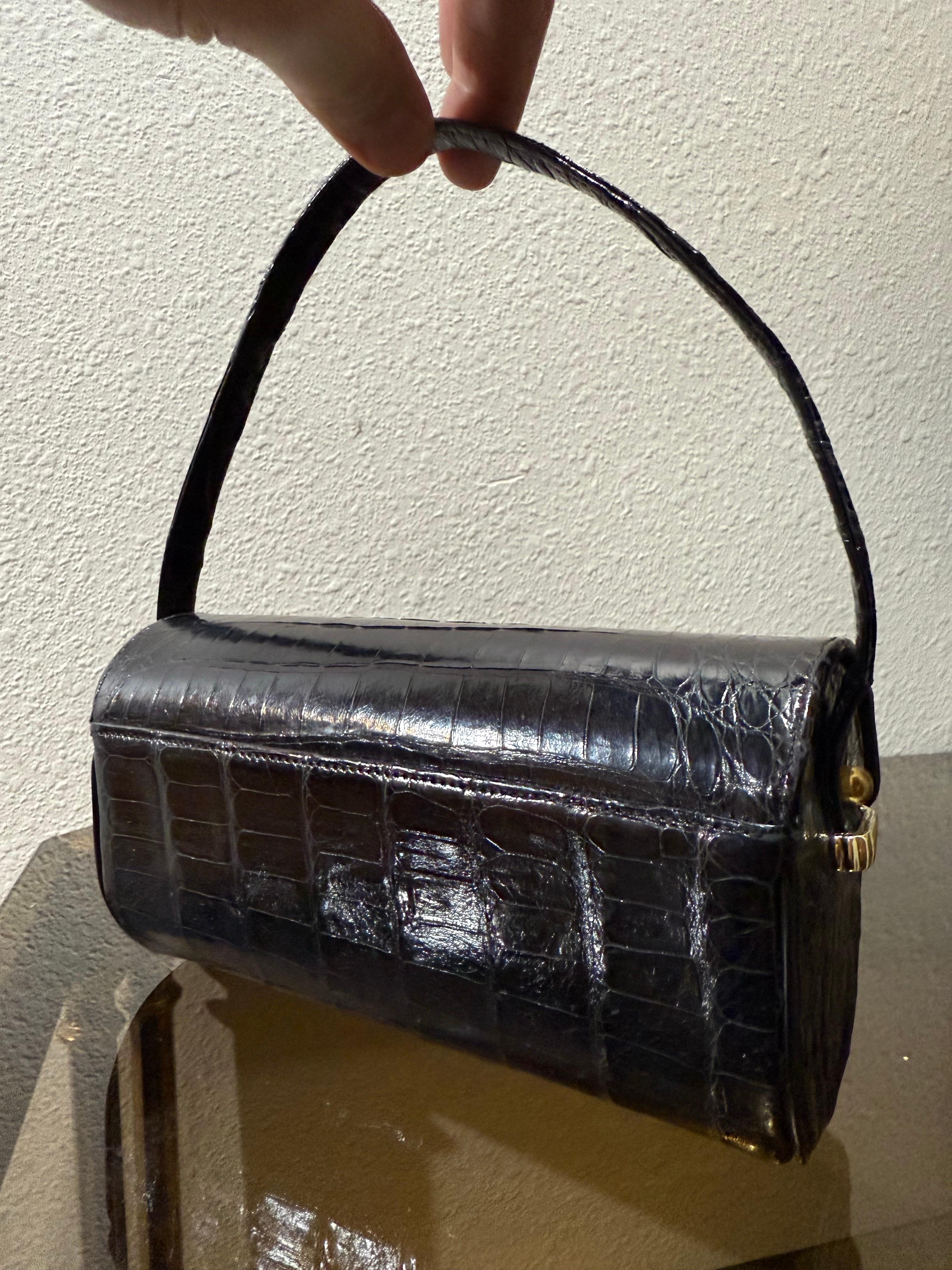 1960 For Saks Fifth Avenue Sac à main en alligator noir avec poignée supérieure en vente 10