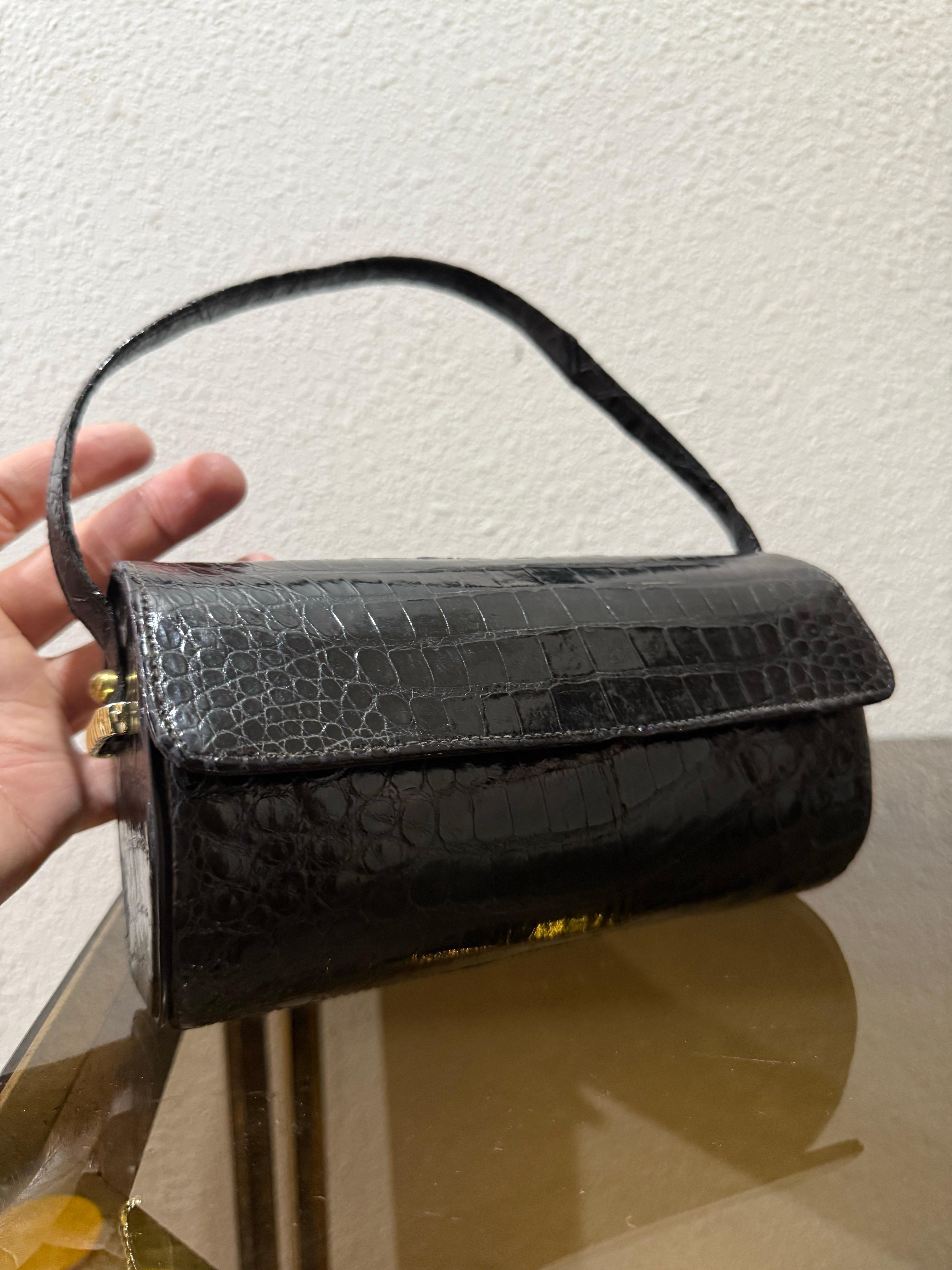 1960 For Saks Fifth Avenue Sac à main en alligator noir avec poignée supérieure en vente 11
