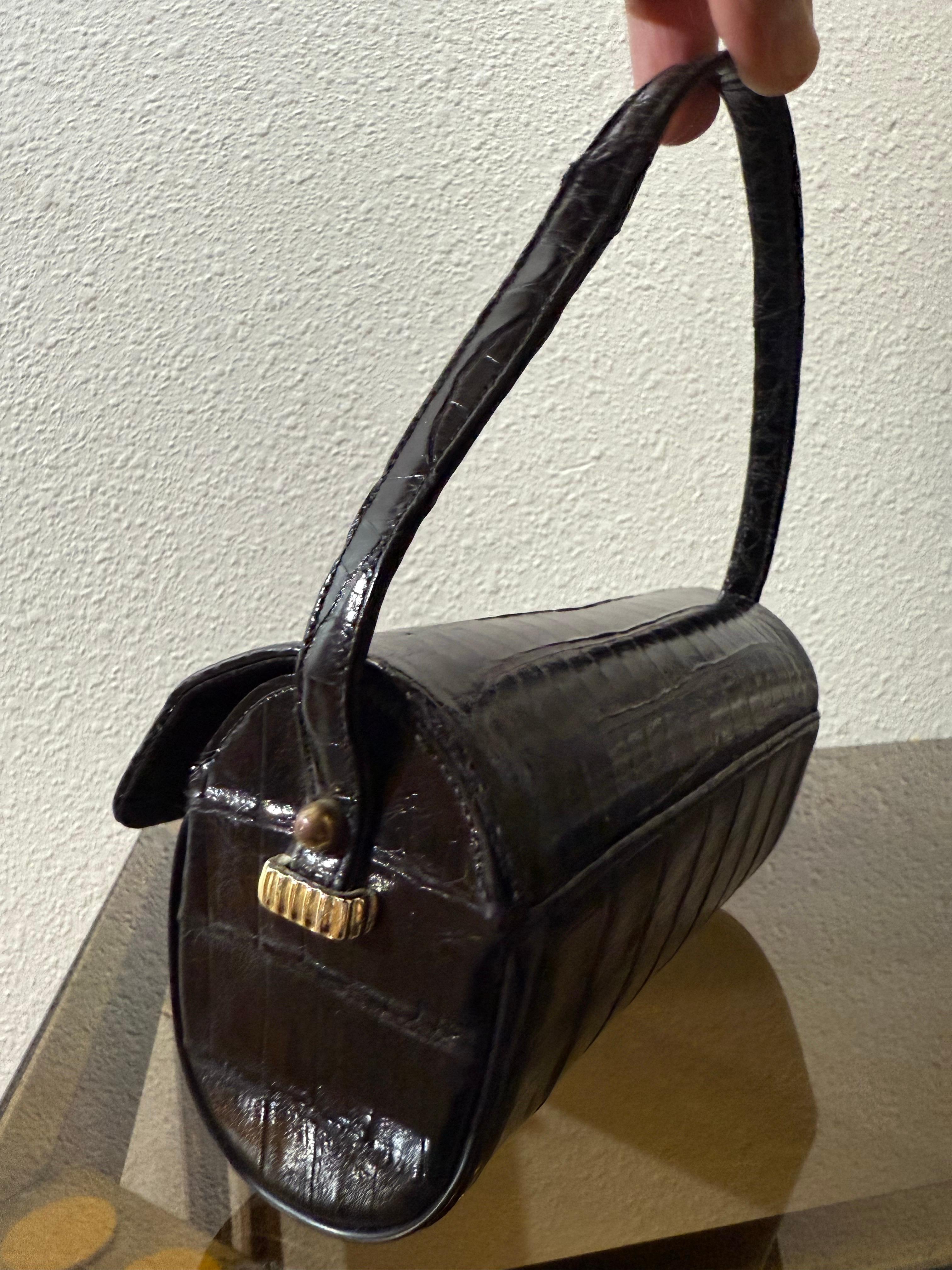 1960s Saks Fifth Avenue Black Alligator Barrel Handbag w Top Handle :  Doublure en satin noir, fermeture à pression dorée et accessoires minimaux.  L'idéal pour votre grand téléphone portable !  Les peaux sont magnifiquement glacées et de taille