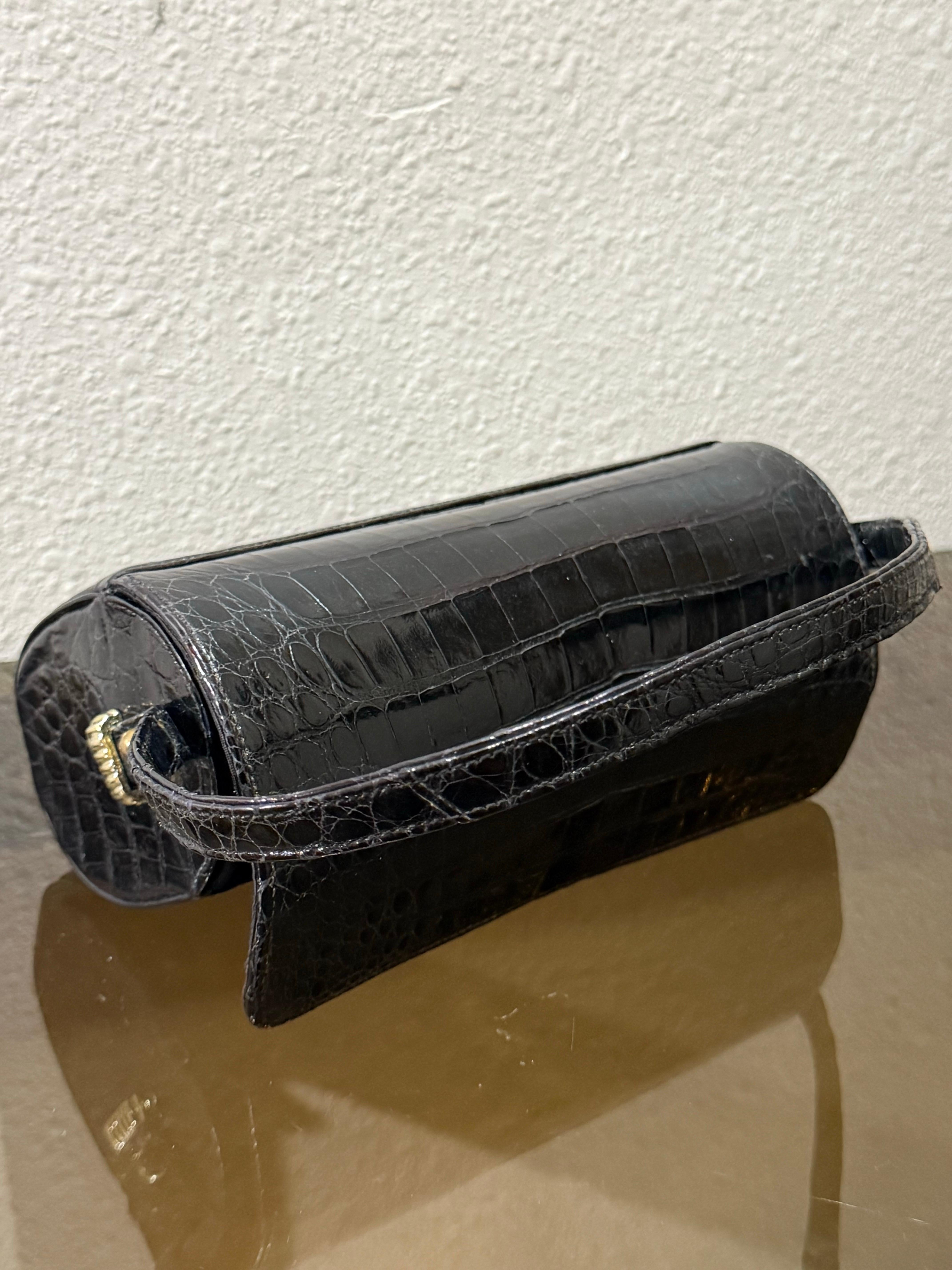 1960 For Saks Fifth Avenue Sac à main en alligator noir avec poignée supérieure Pour hommes en vente