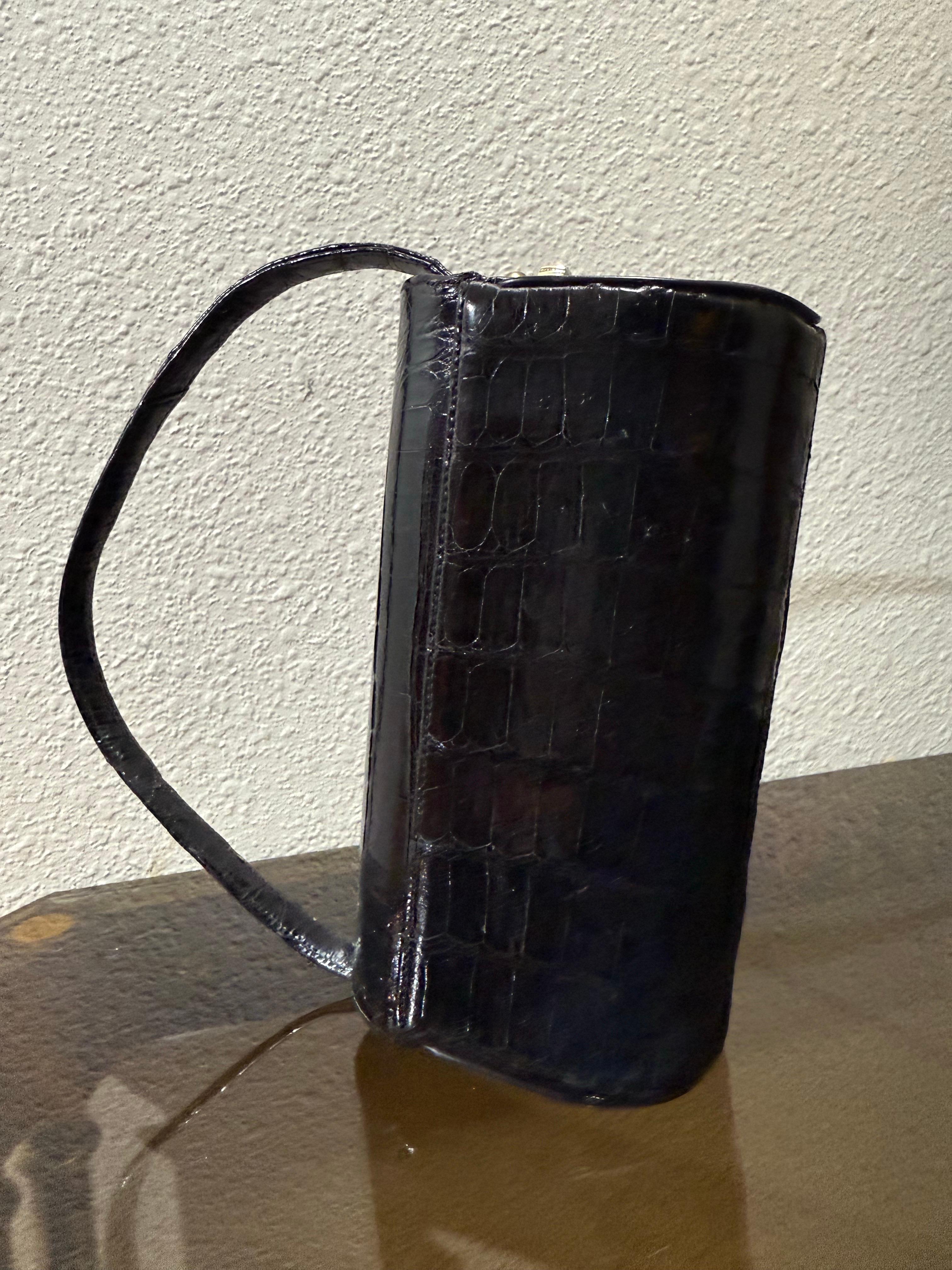 1960 For Saks Fifth Avenue Sac à main en alligator noir avec poignée supérieure en vente 1